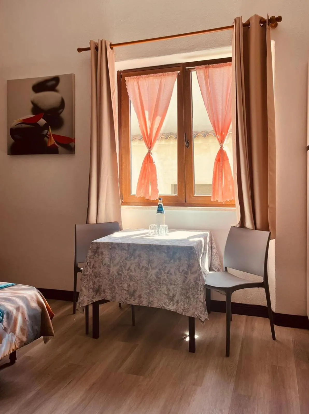 Seating area, Bed in The square