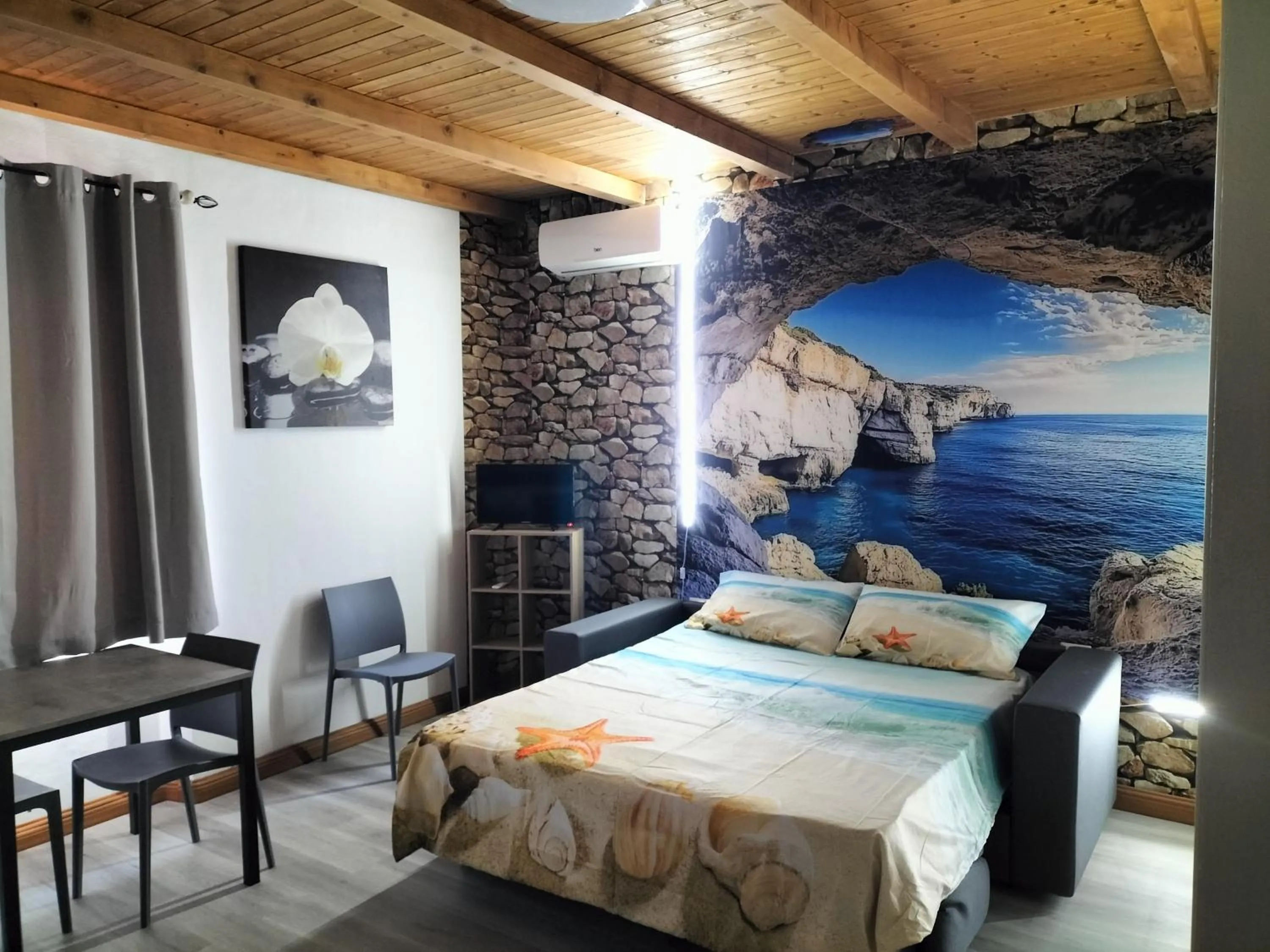 Photo of the whole room, Bed in The square