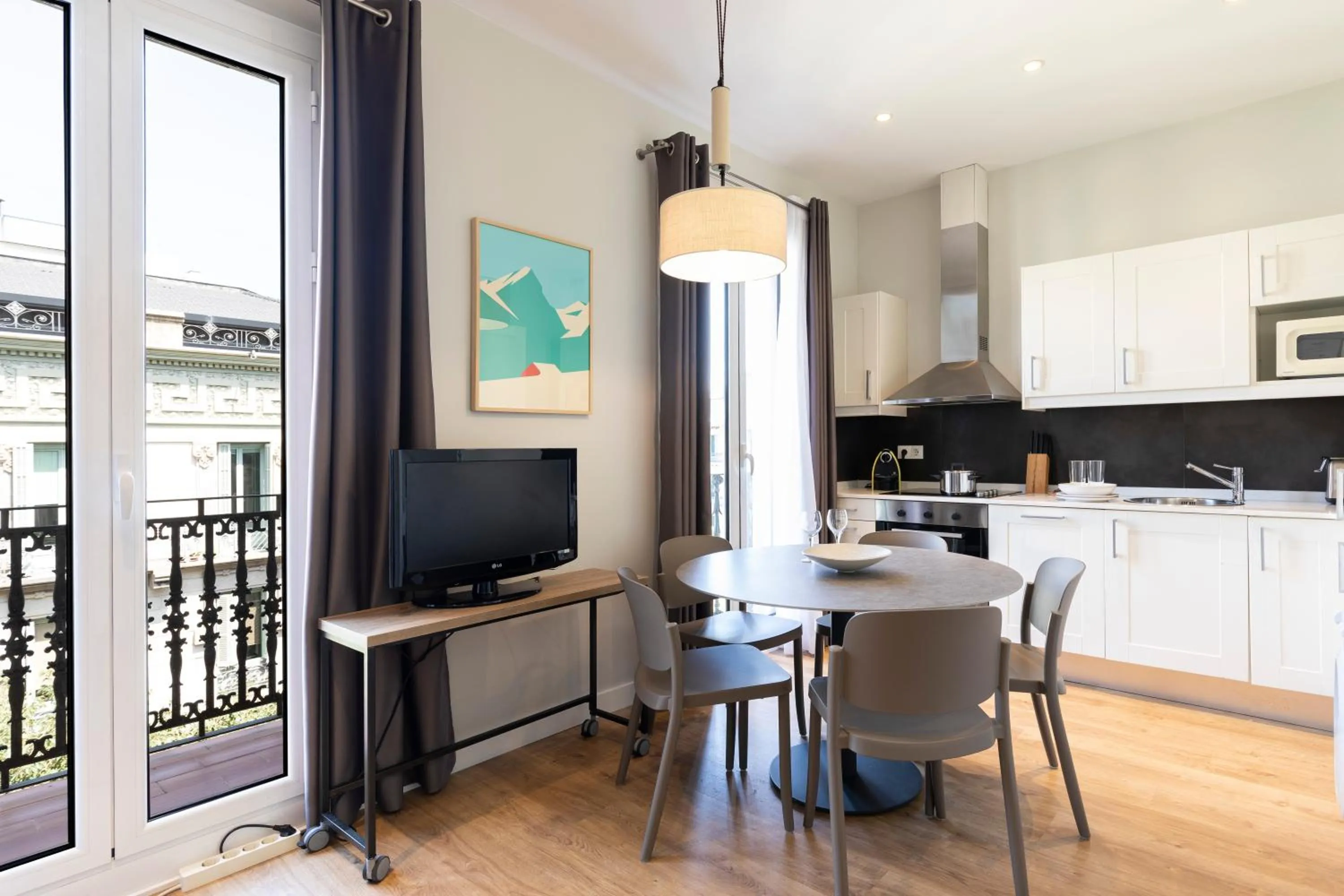 Kitchen or kitchenette in Aspasios Urquinaona Apartments