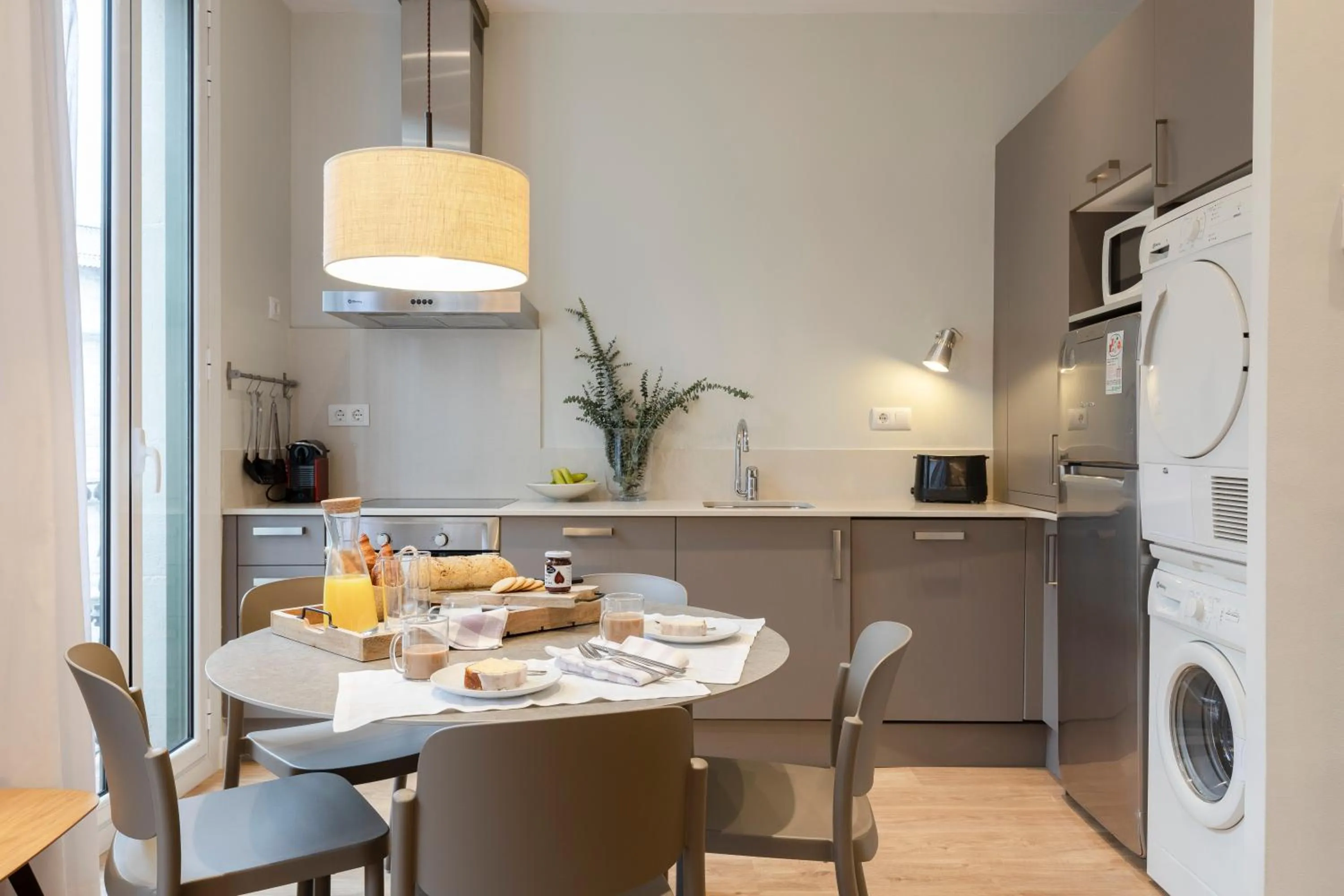 Kitchen or kitchenette in Aspasios Urquinaona Apartments