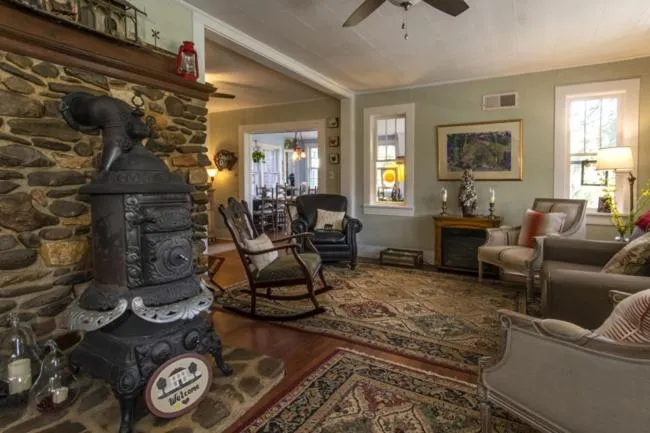 Living room in Folkestone Inn