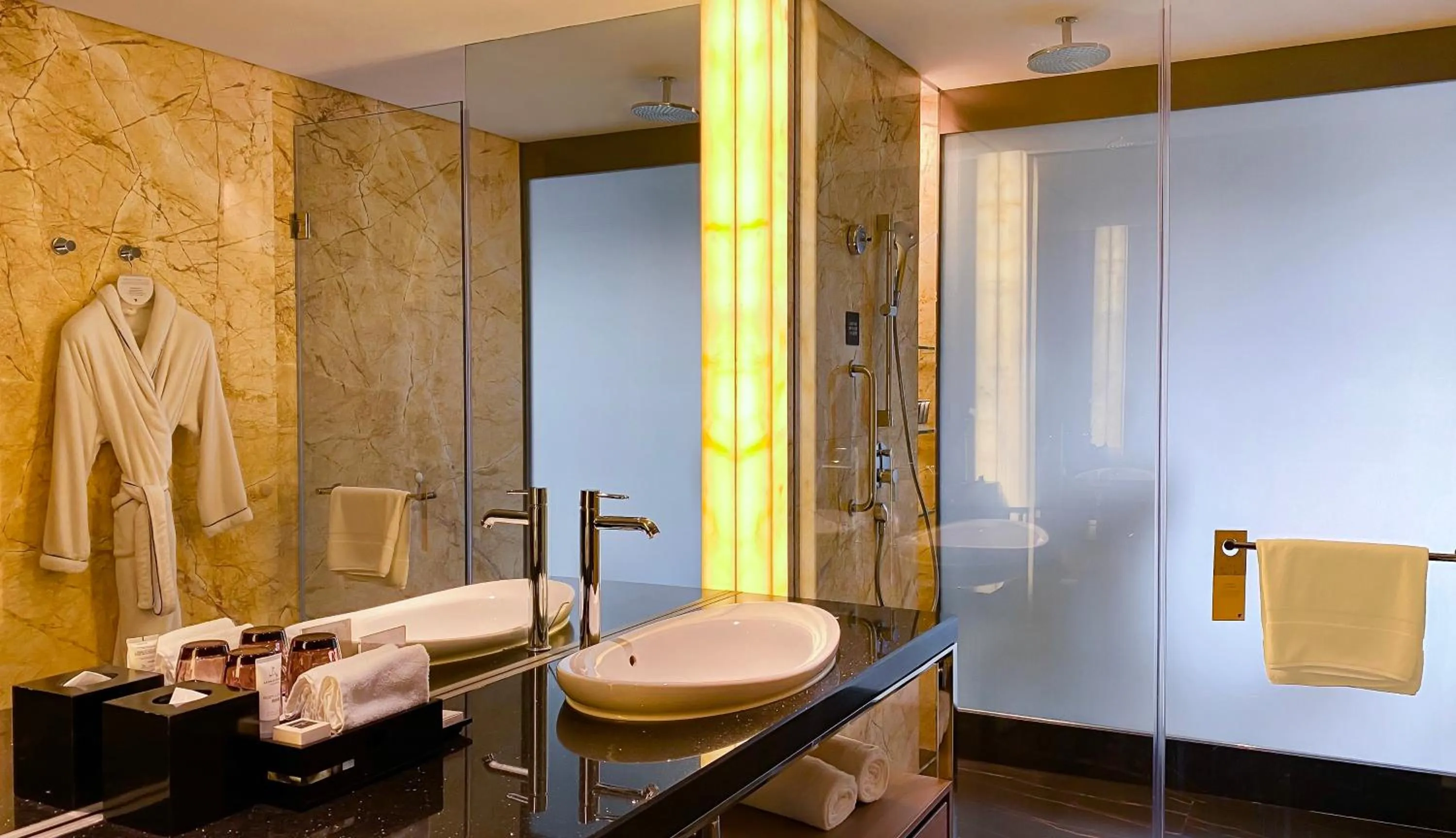 Shower in JW Marriott Hotel Shenzhen