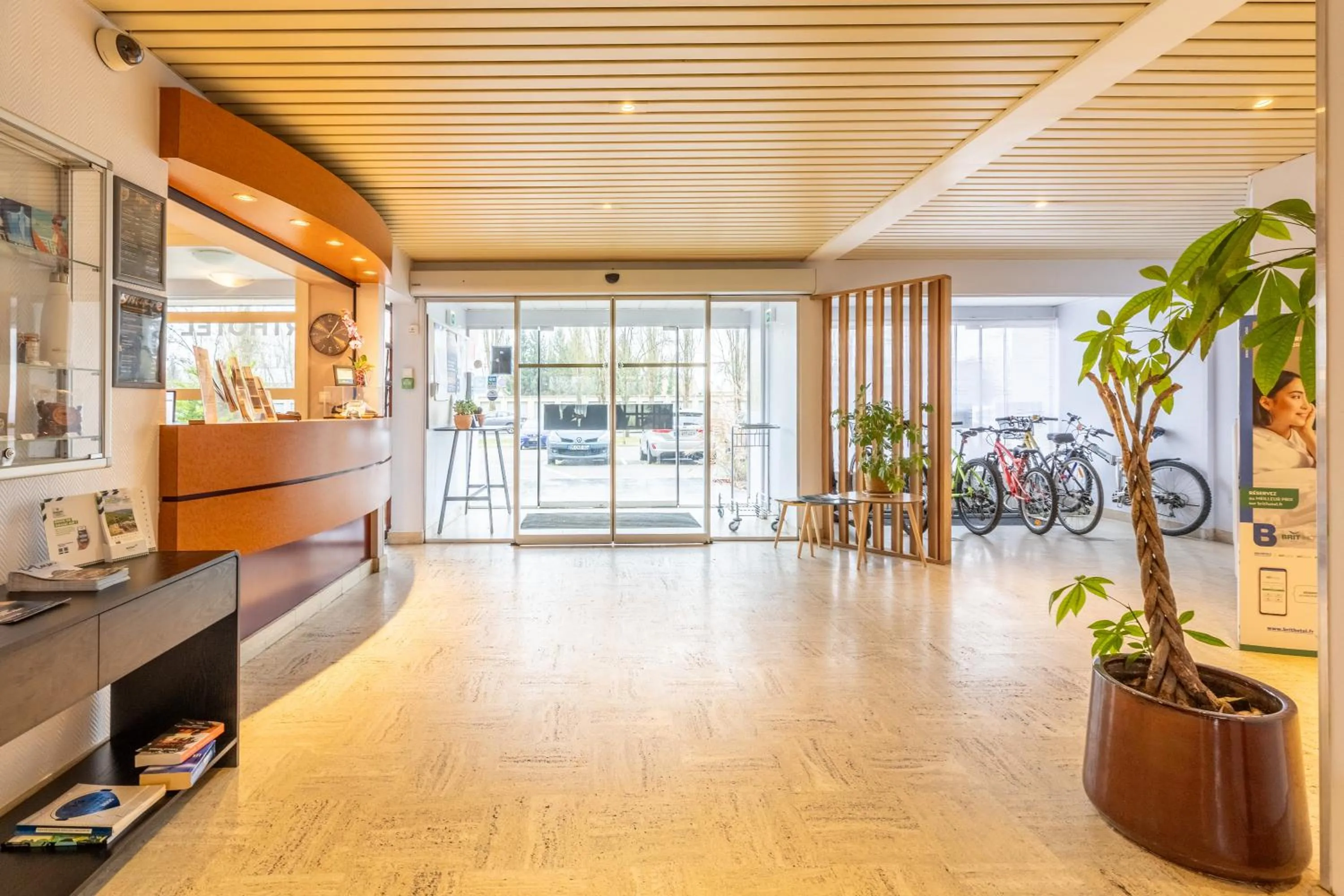 Lobby or reception in Brit Hotel Le Parc Vichy