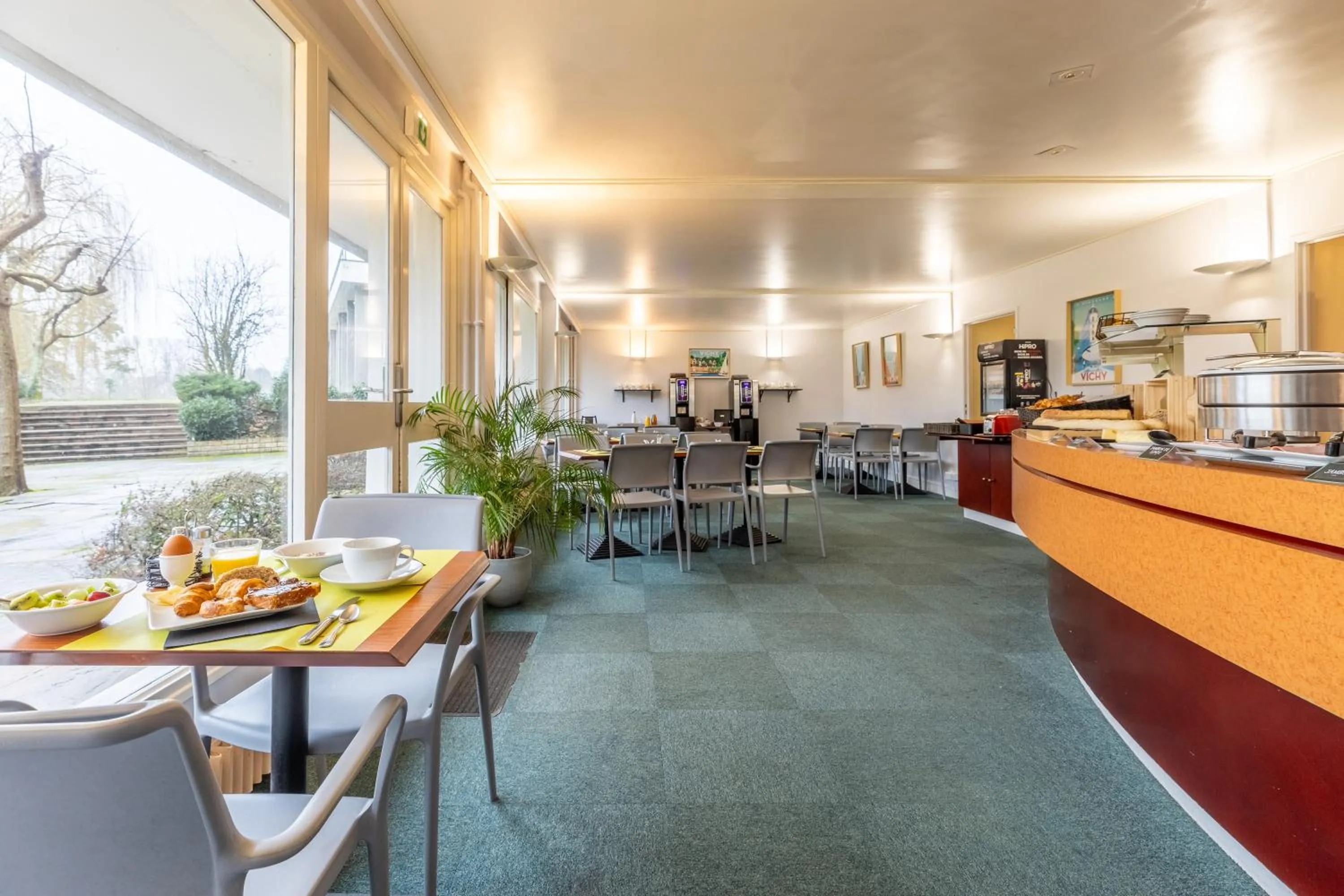 Breakfast in Brit Hotel Le Parc Vichy
