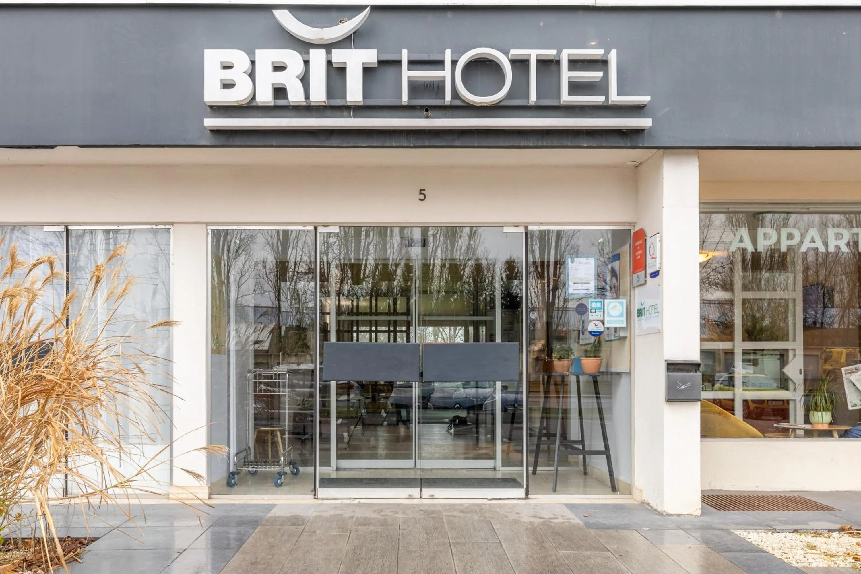 Facade/entrance in Brit Hotel Le Parc Vichy