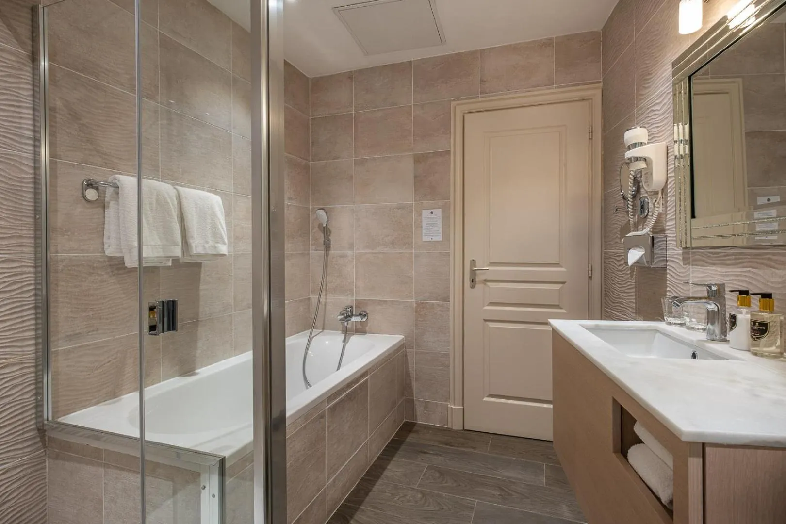 Bathroom in Chateau De Rochecotte