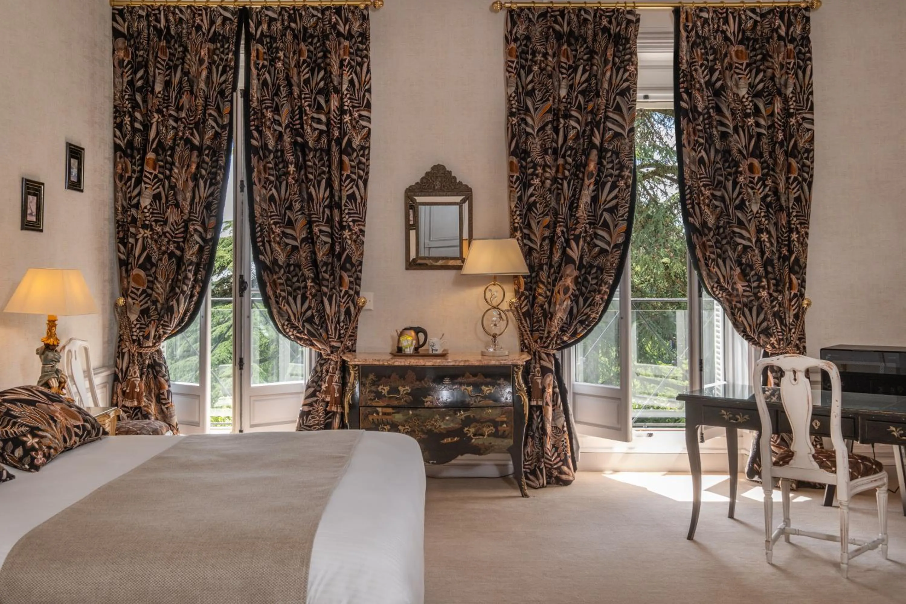 Bedroom, Bed in Chateau De Rochecotte