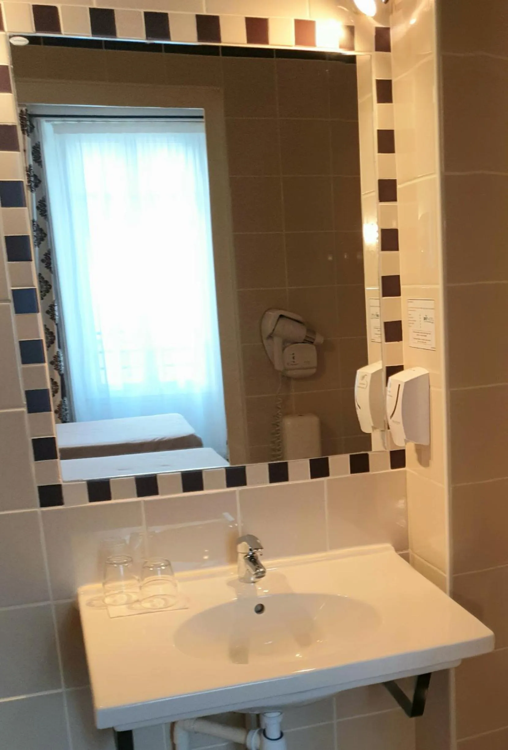 Shower in Brit Hotel Confort Auclair