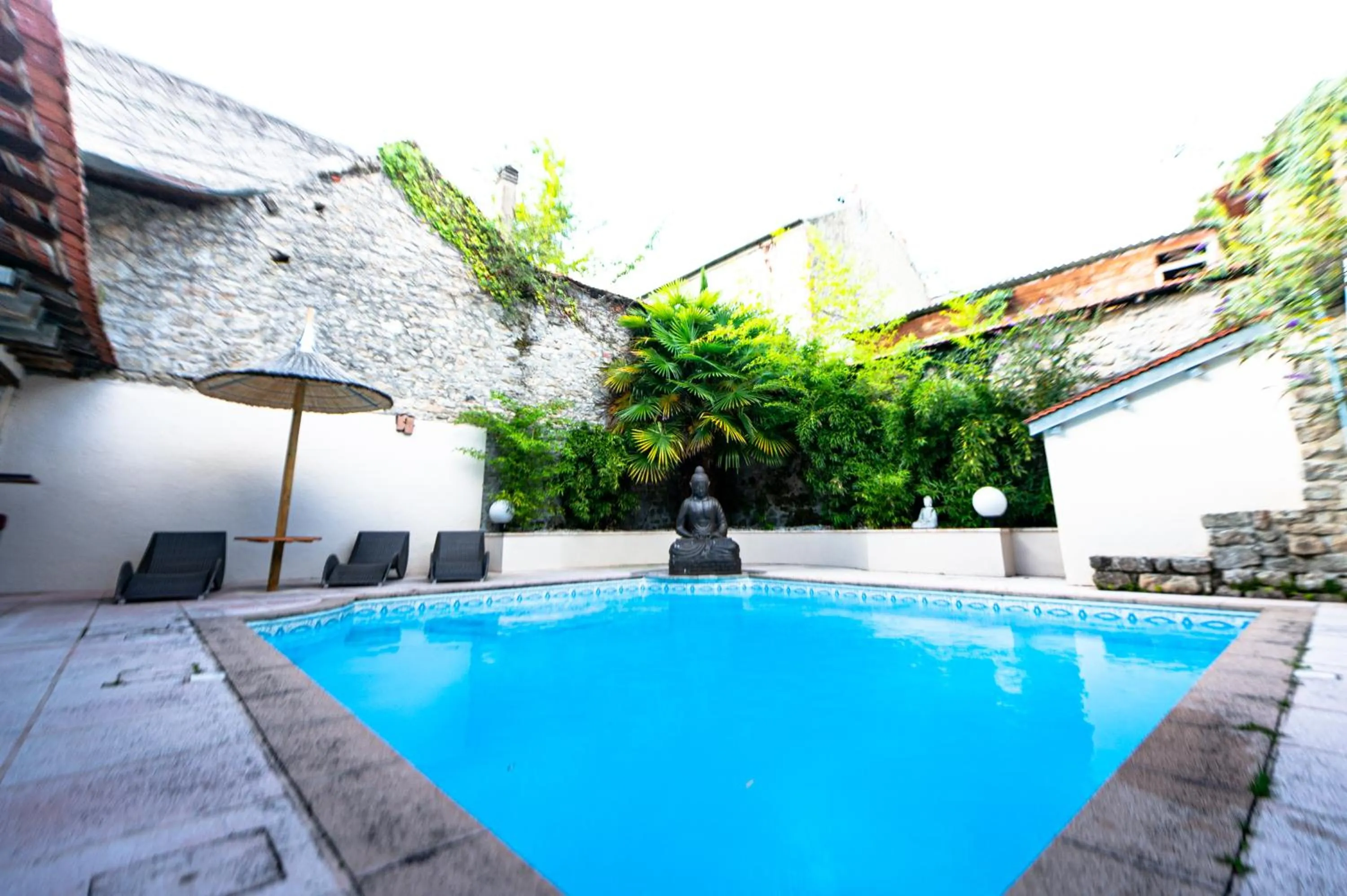 Swimming pool in Brit Hotel Confort Auclair