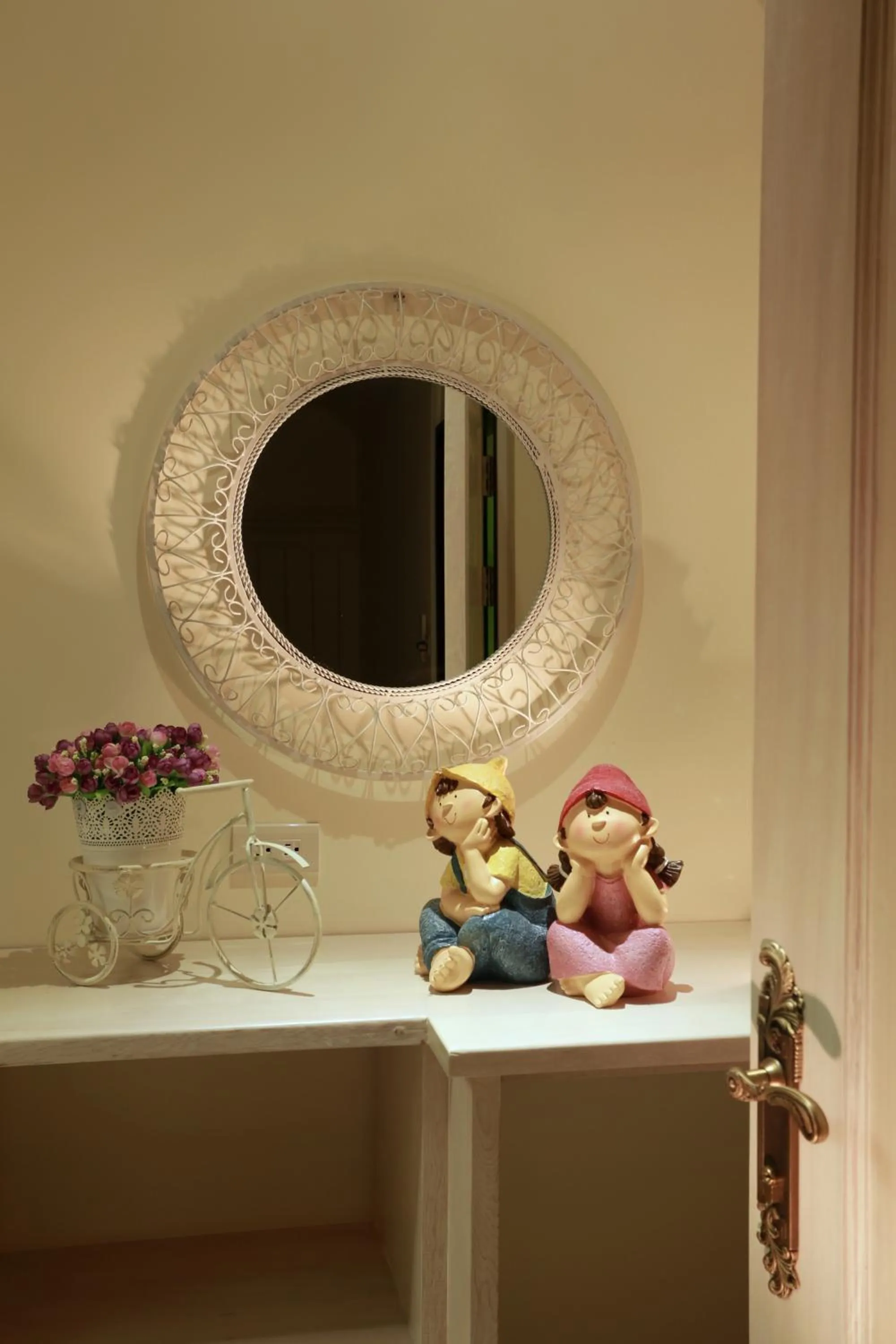 Decorative detail in C'est Bon