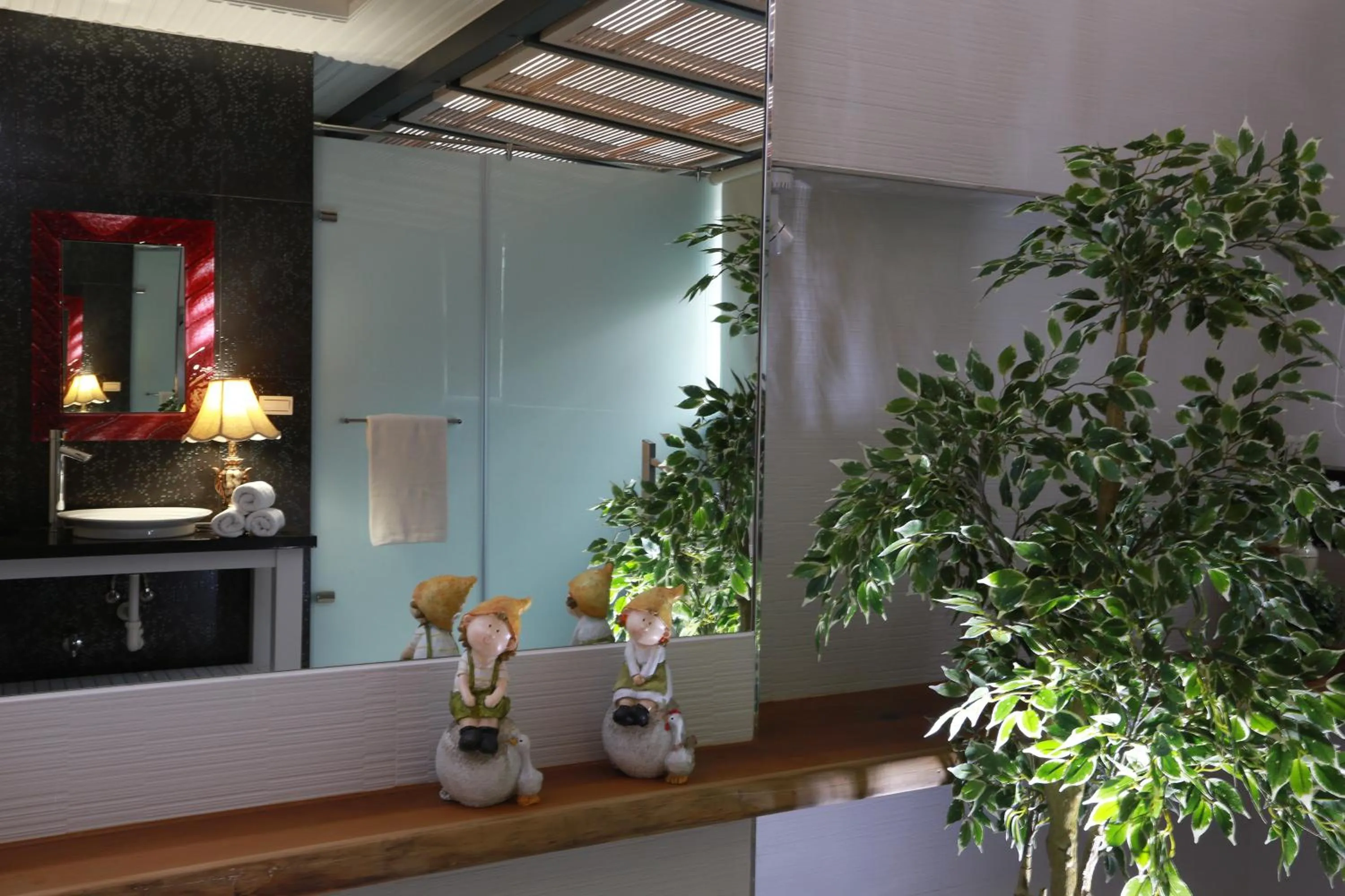 Decorative detail in C'est Bon