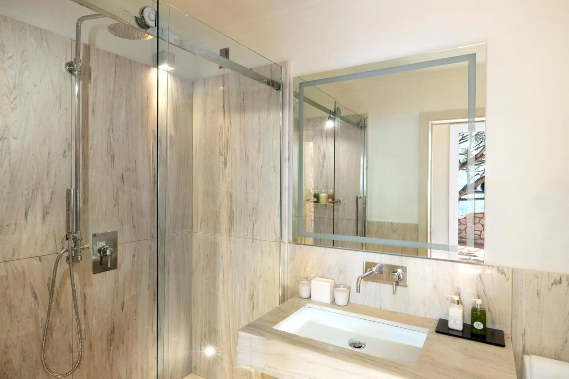 Shower in Hotel Punta Tragara