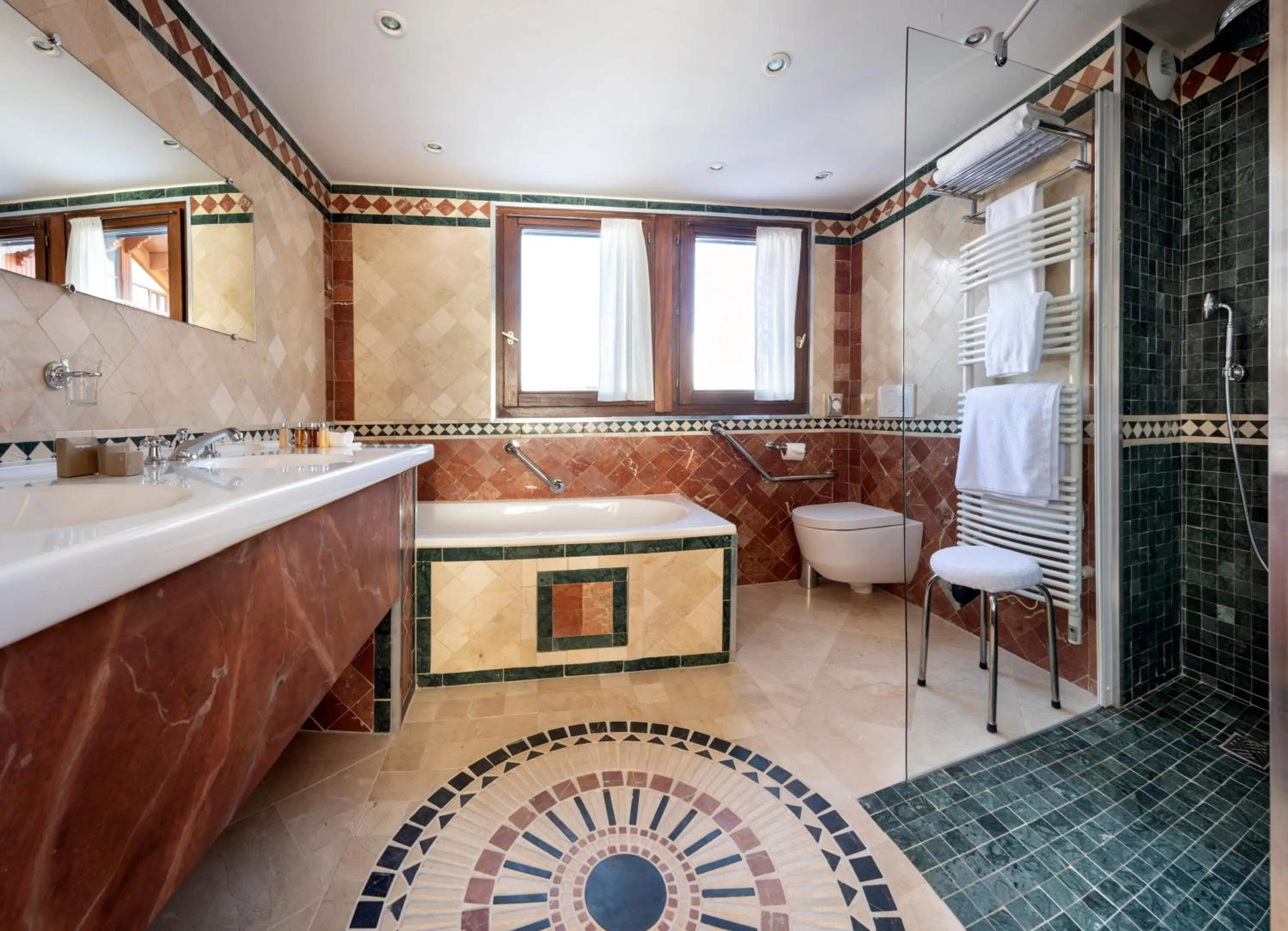 Shower in Hôtel de la Loze