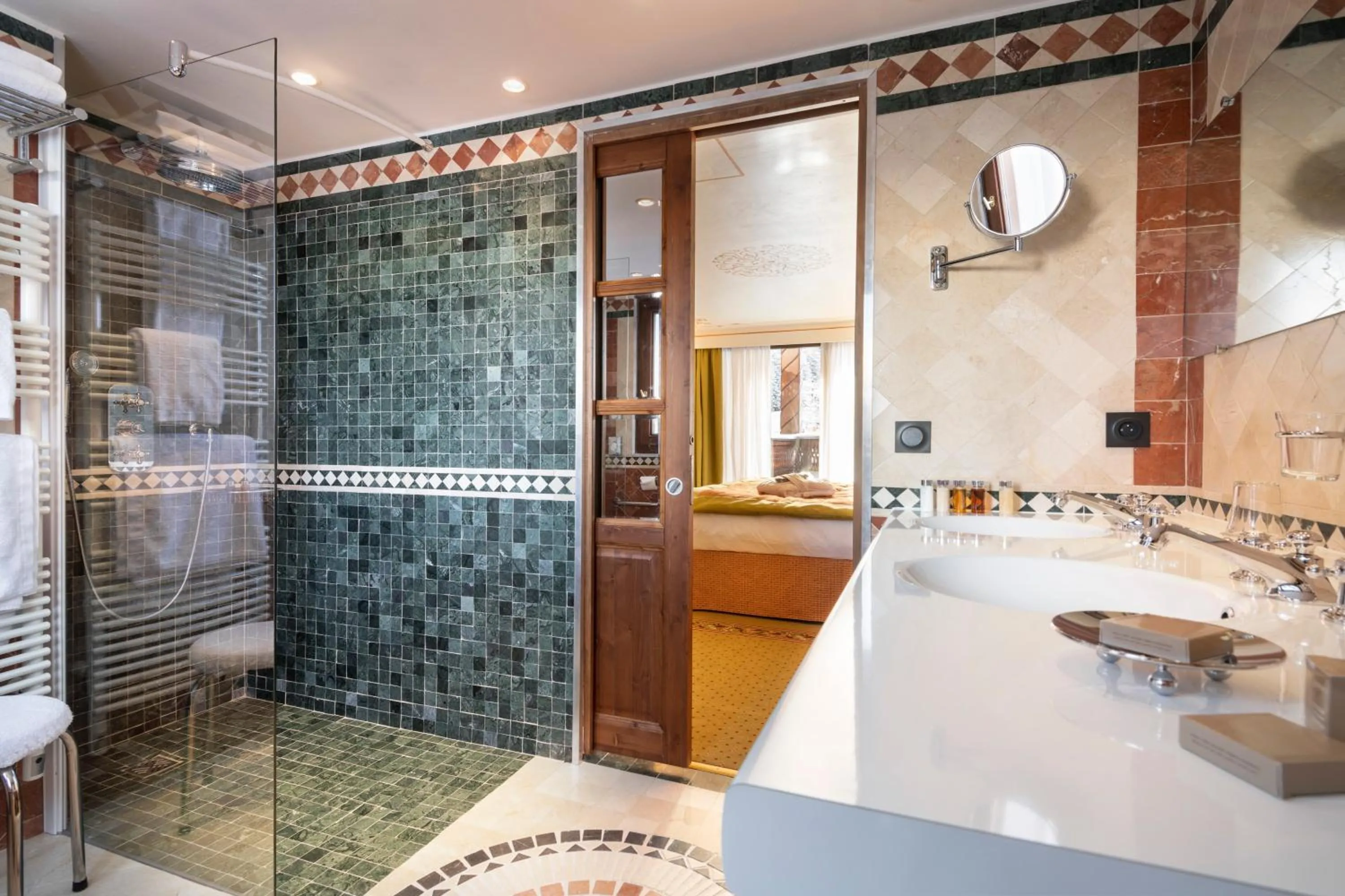 Shower in Hôtel de la Loze