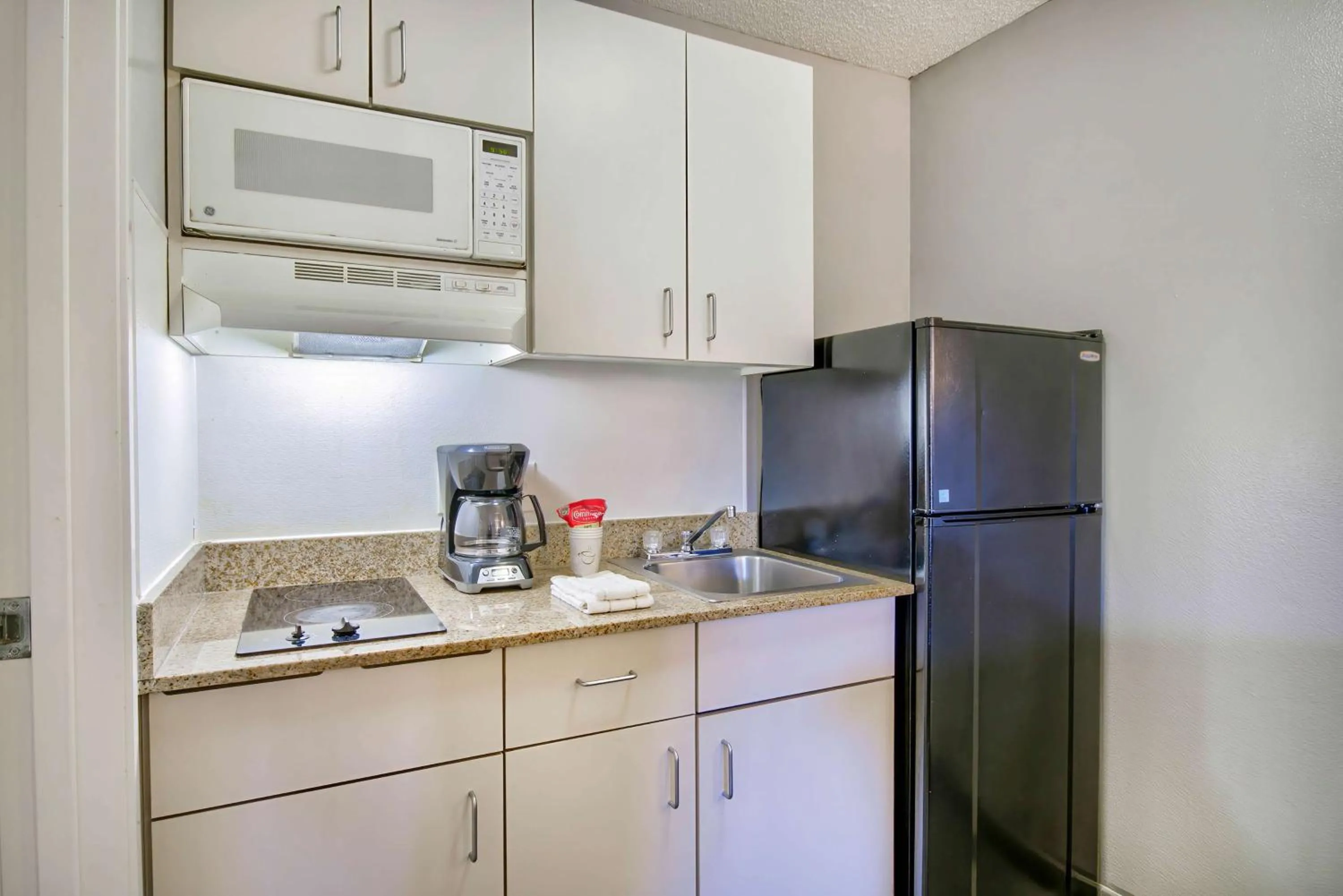 Kitchen or kitchenette in Studio 6-Phoenix, AZ - Deer Valley