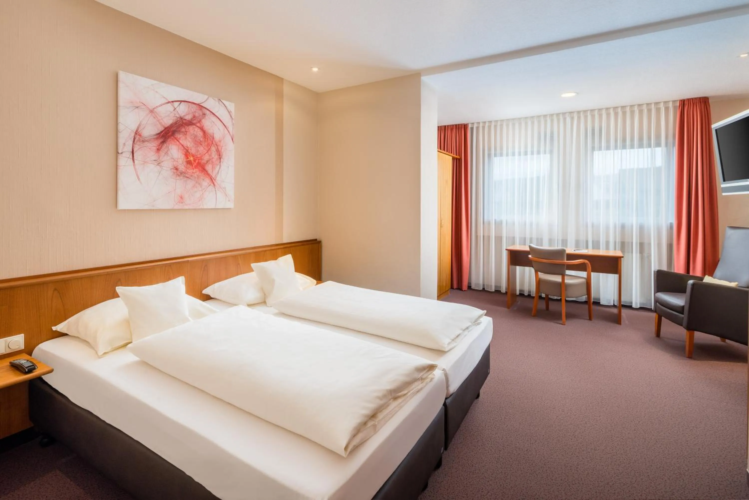 Photo of the whole room, Bed in Hotel Straubs Schöne Aussicht