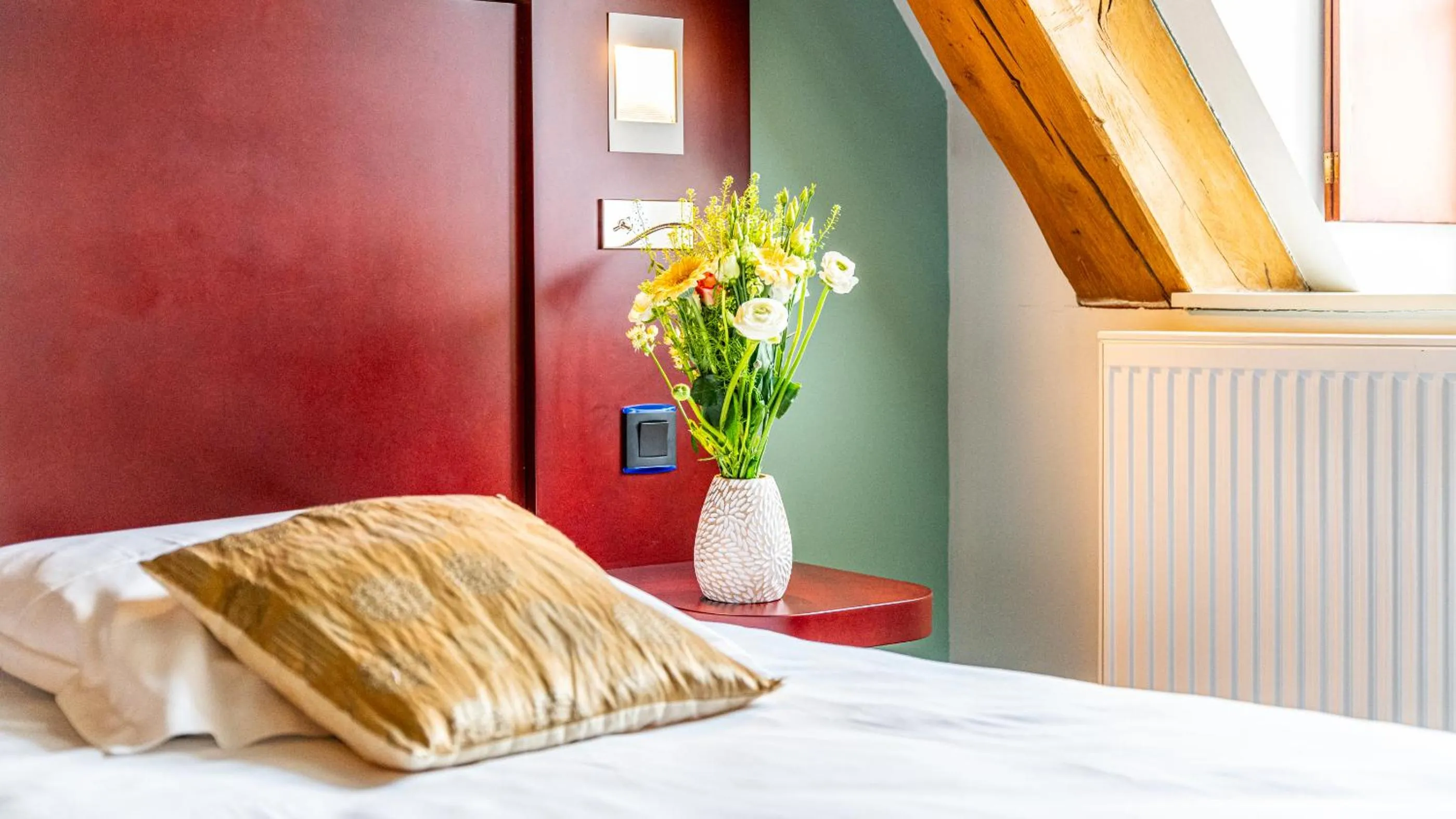 Bed in Hotel Relais De La Cote D'or