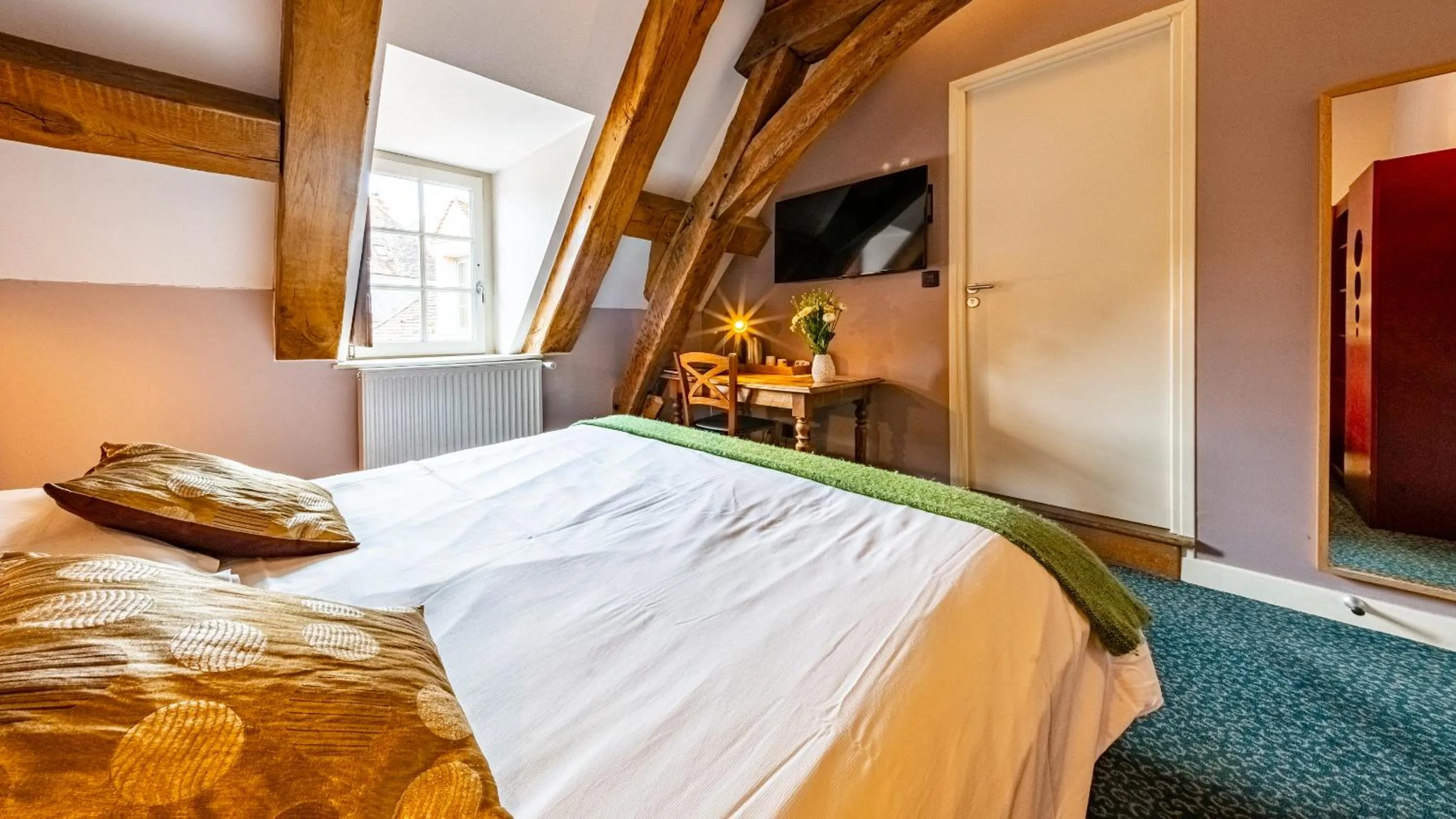 Bed in Hotel Relais De La Cote D'or