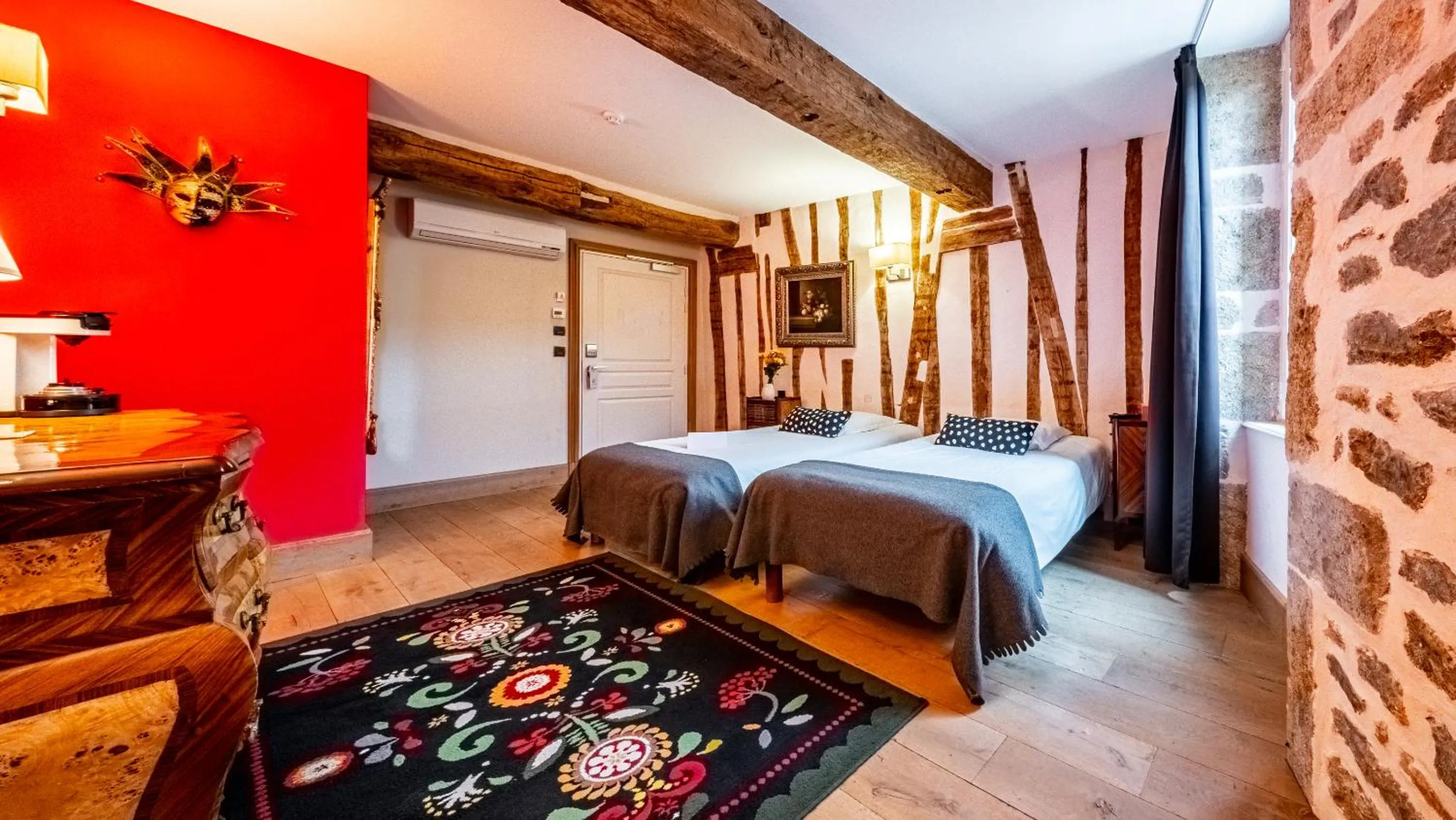 Bed in Hotel Relais De La Cote D'or