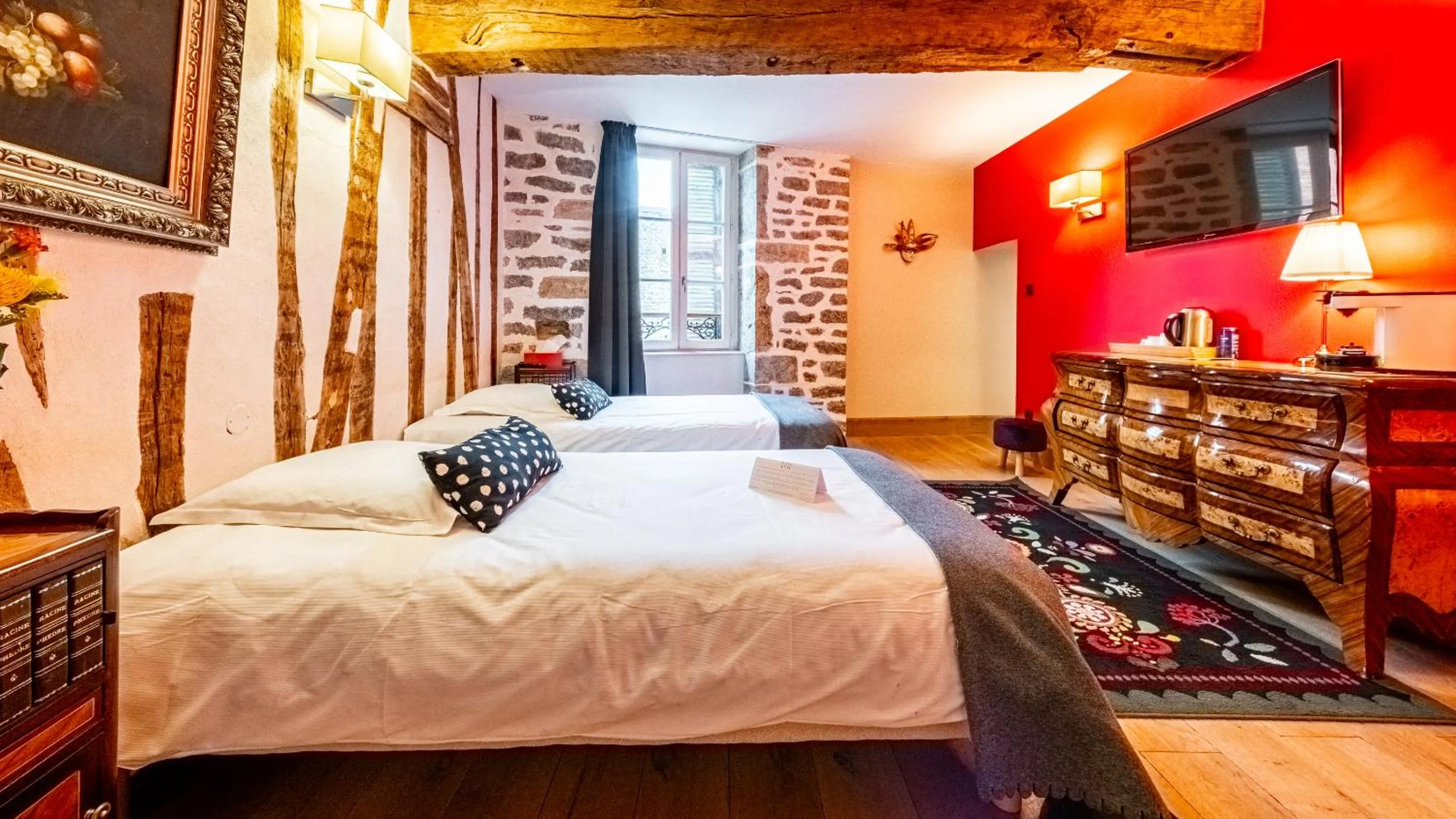 Bed in Hotel Relais De La Cote D'or