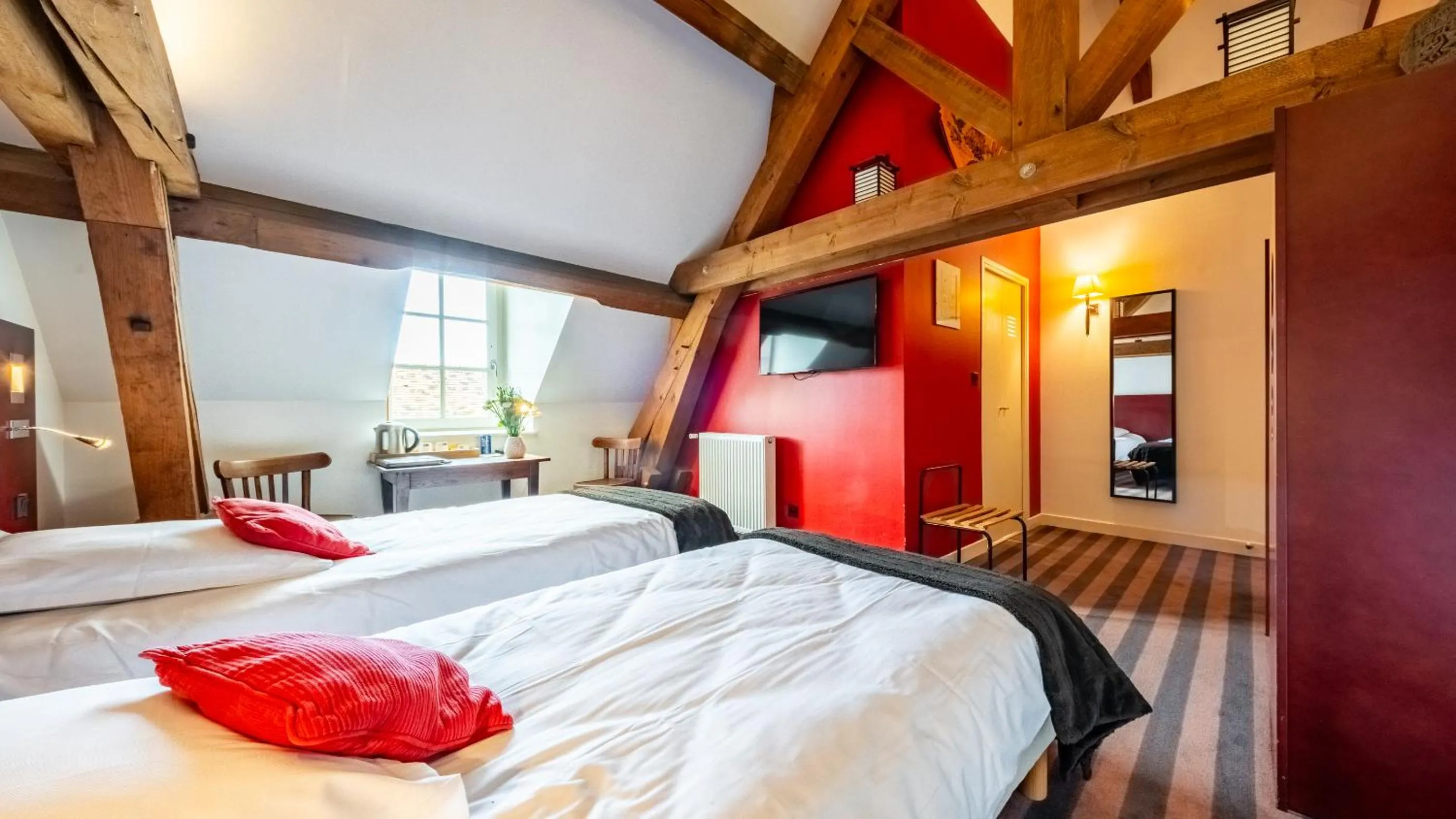 Bed in Hotel Relais De La Cote D'or