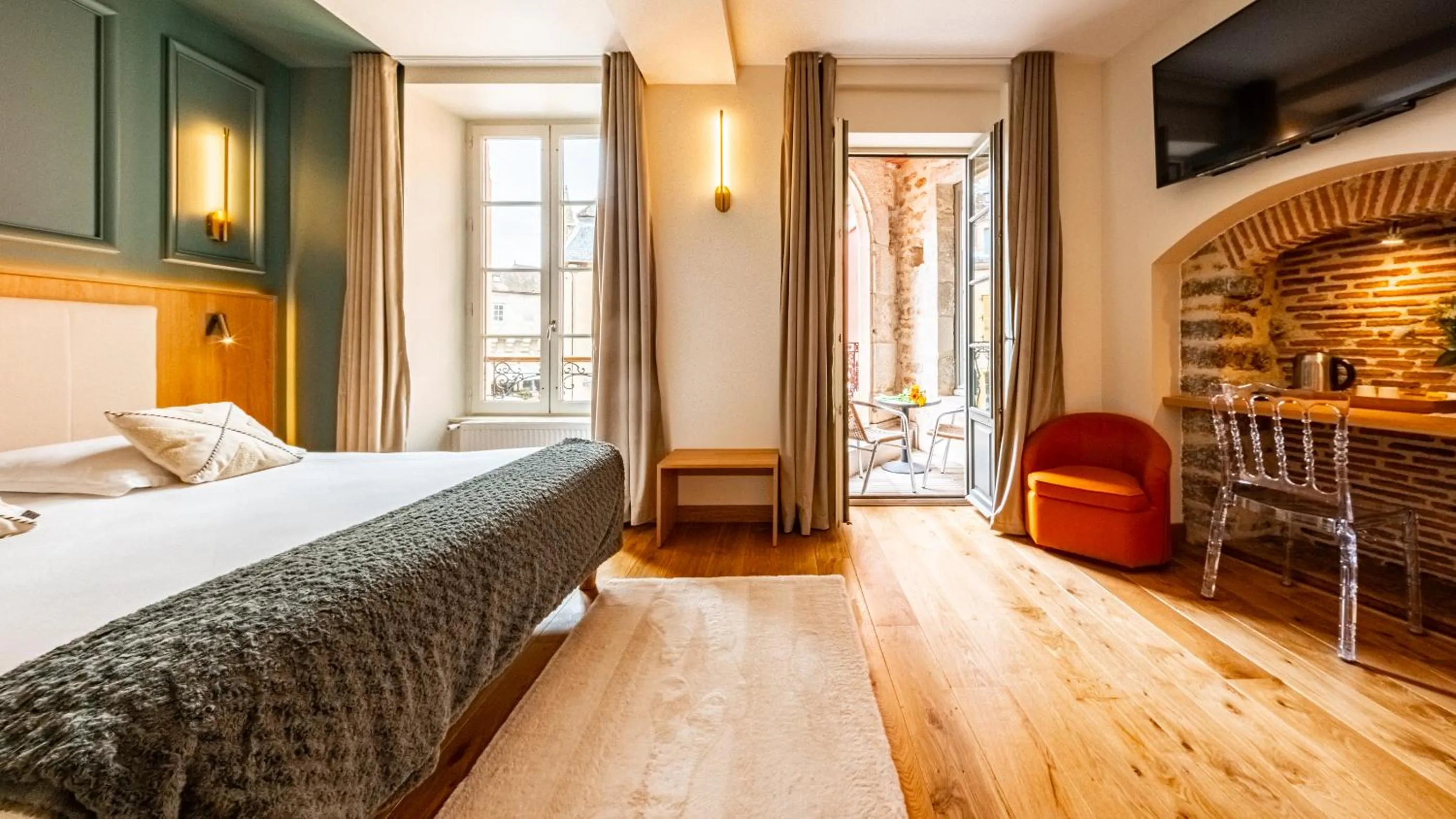 Shower, Bed in Hotel Relais De La Cote D'or