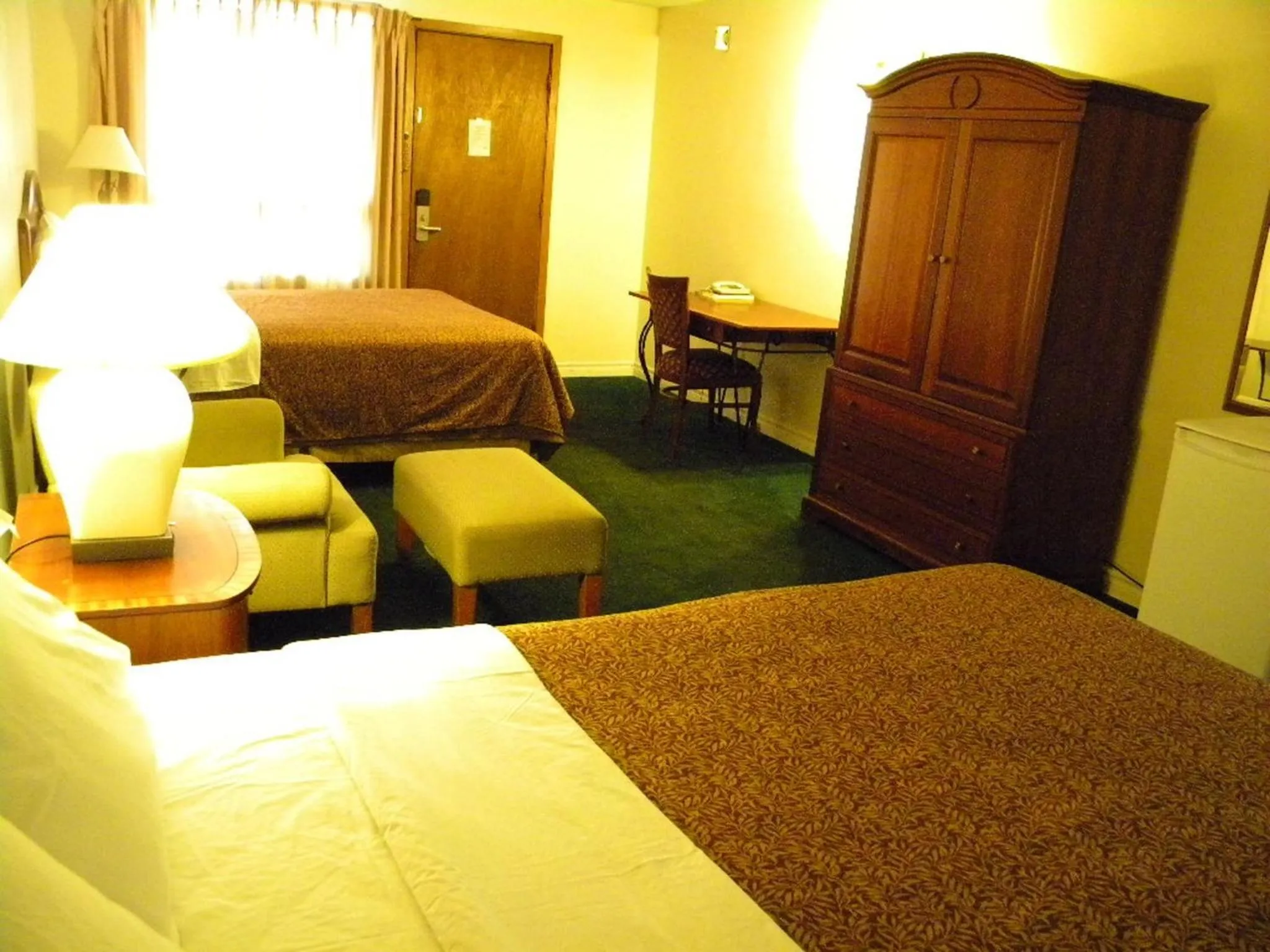 Photo of the whole room, Bed in Fairway Inn by the Falls