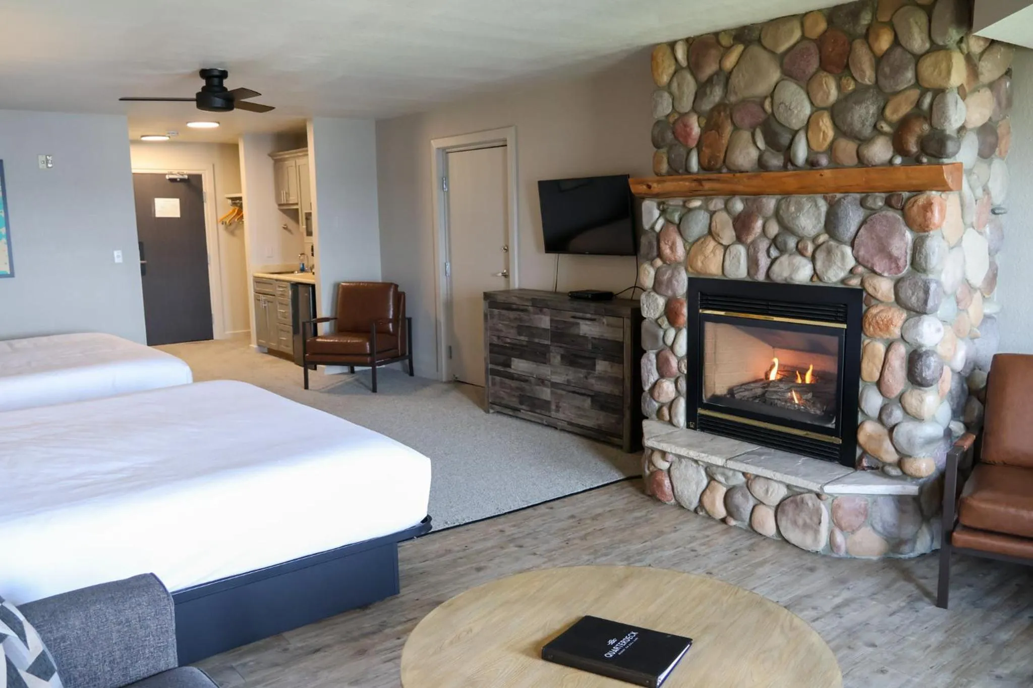 Photo of the whole room, Bed in Quarterdeck Resort