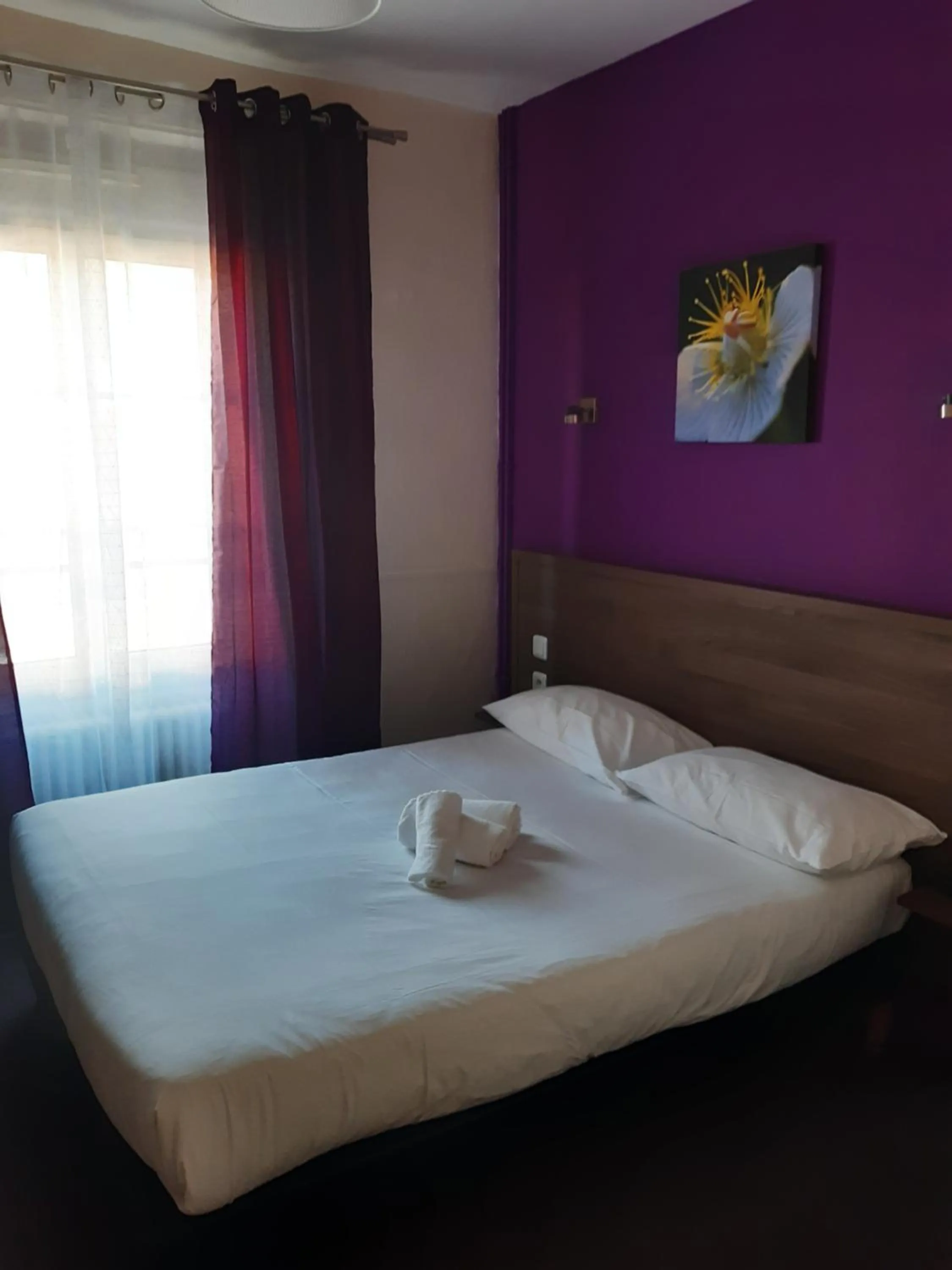 Bed in Logis Hostellerie Du Cheval Blanc