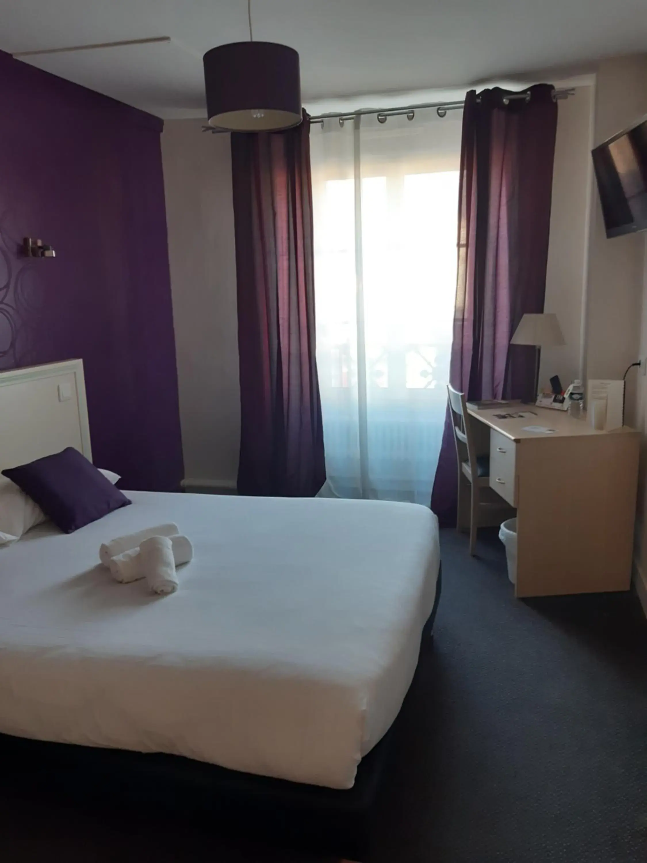 Double Room - coté rue in Logis Hostellerie Du Cheval Blanc Double Room - coté rue in Logis Hostellerie Du Cheval Blanc