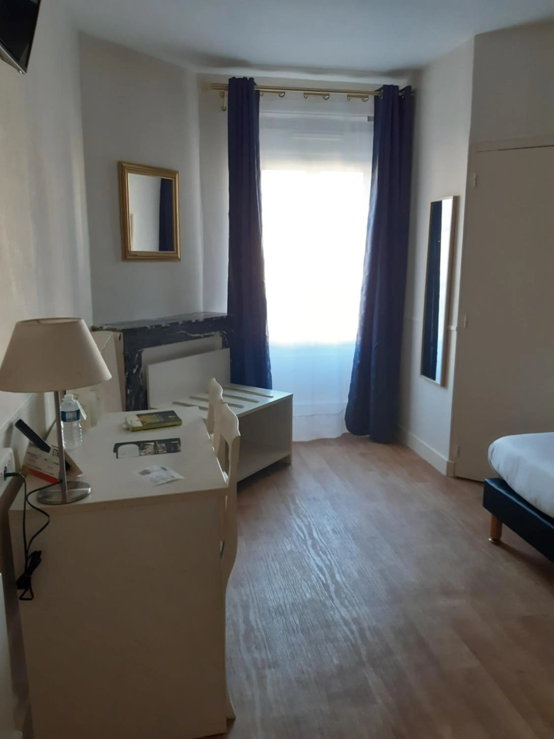 Bed in Logis Hostellerie Du Cheval Blanc