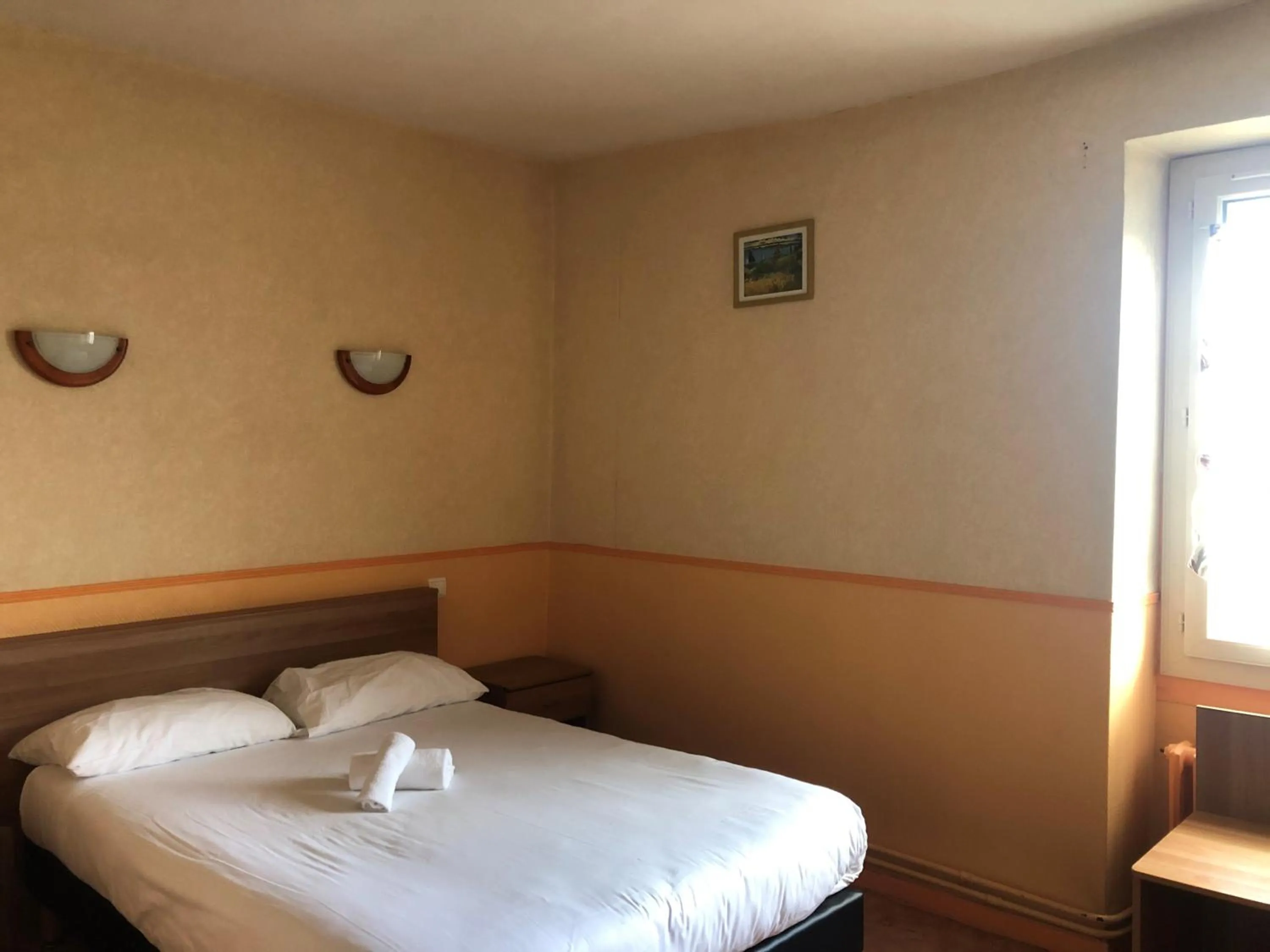 Bed in Logis Hostellerie Du Cheval Blanc