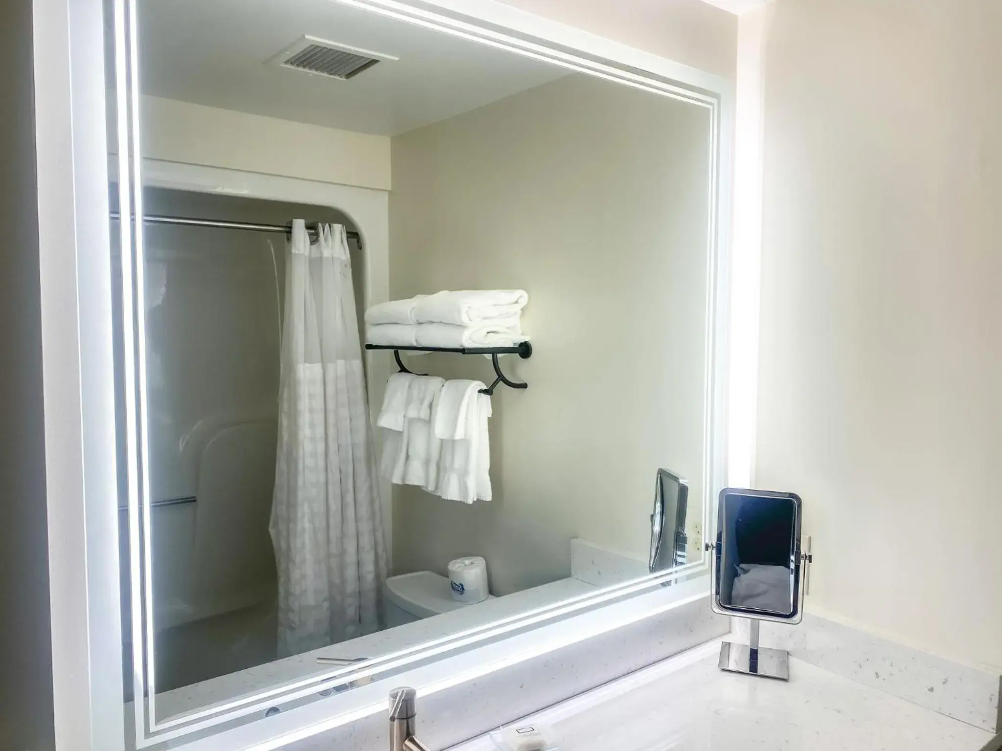 Lower Level - Queen Room in Hotel 1620 Plymouth Harbor Lower Level - Queen Room in Hotel 1620 Plymouth Harbor