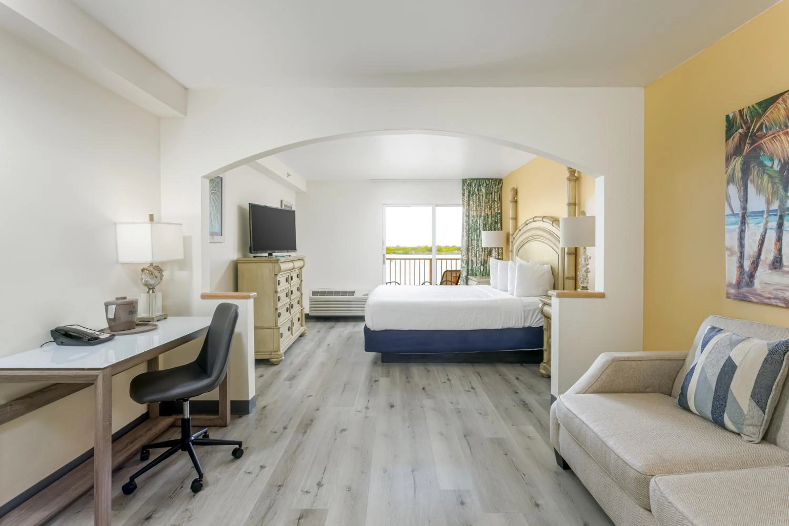 Seating area, Bed in Hutchinson Island Hotel