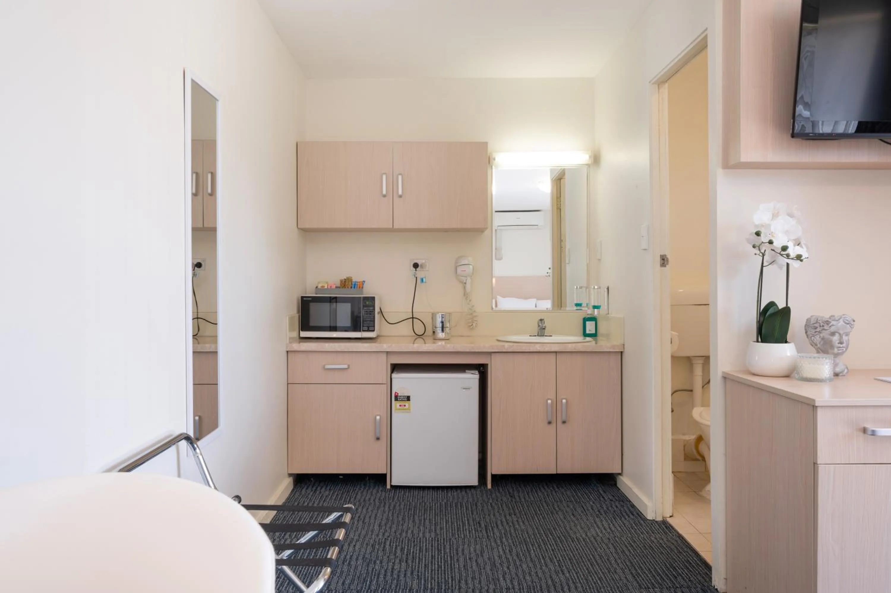 Kitchen or kitchenette in Adelaide Granada Motor Inn