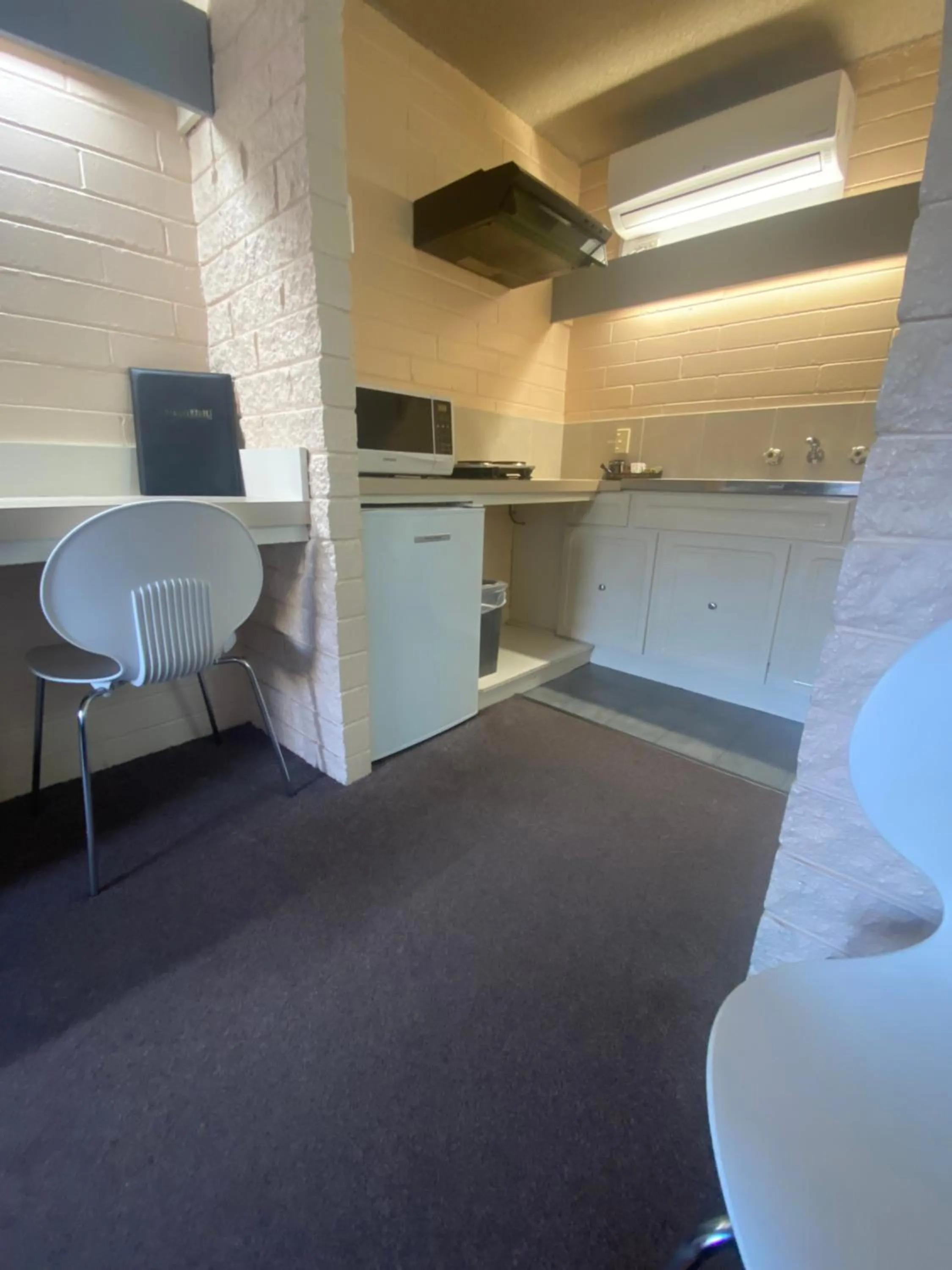 Kitchen or kitchenette in Mahogany Motel Warrnambool