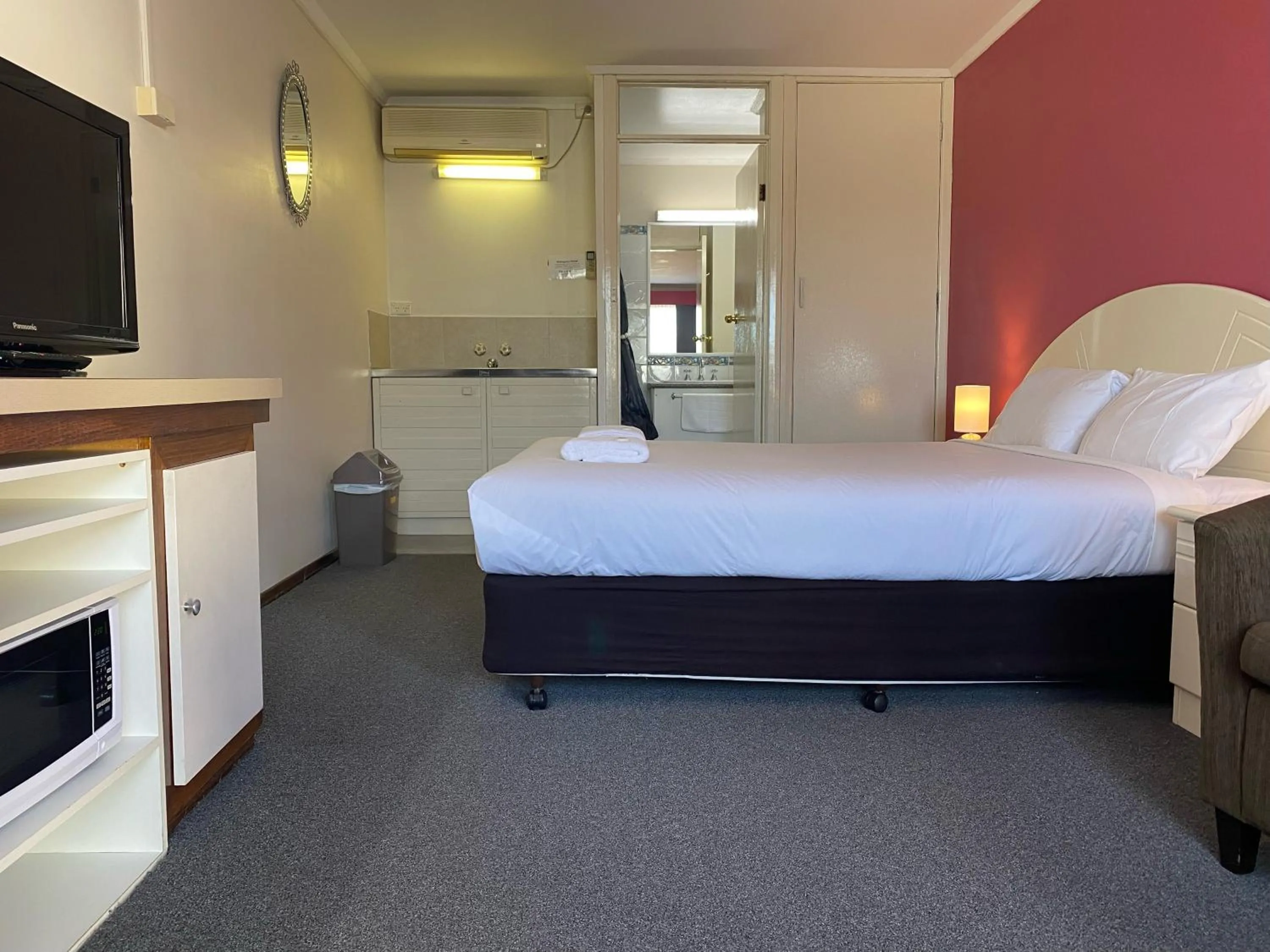 Kitchen or kitchenette, Bed in Mahogany Motel Warrnambool