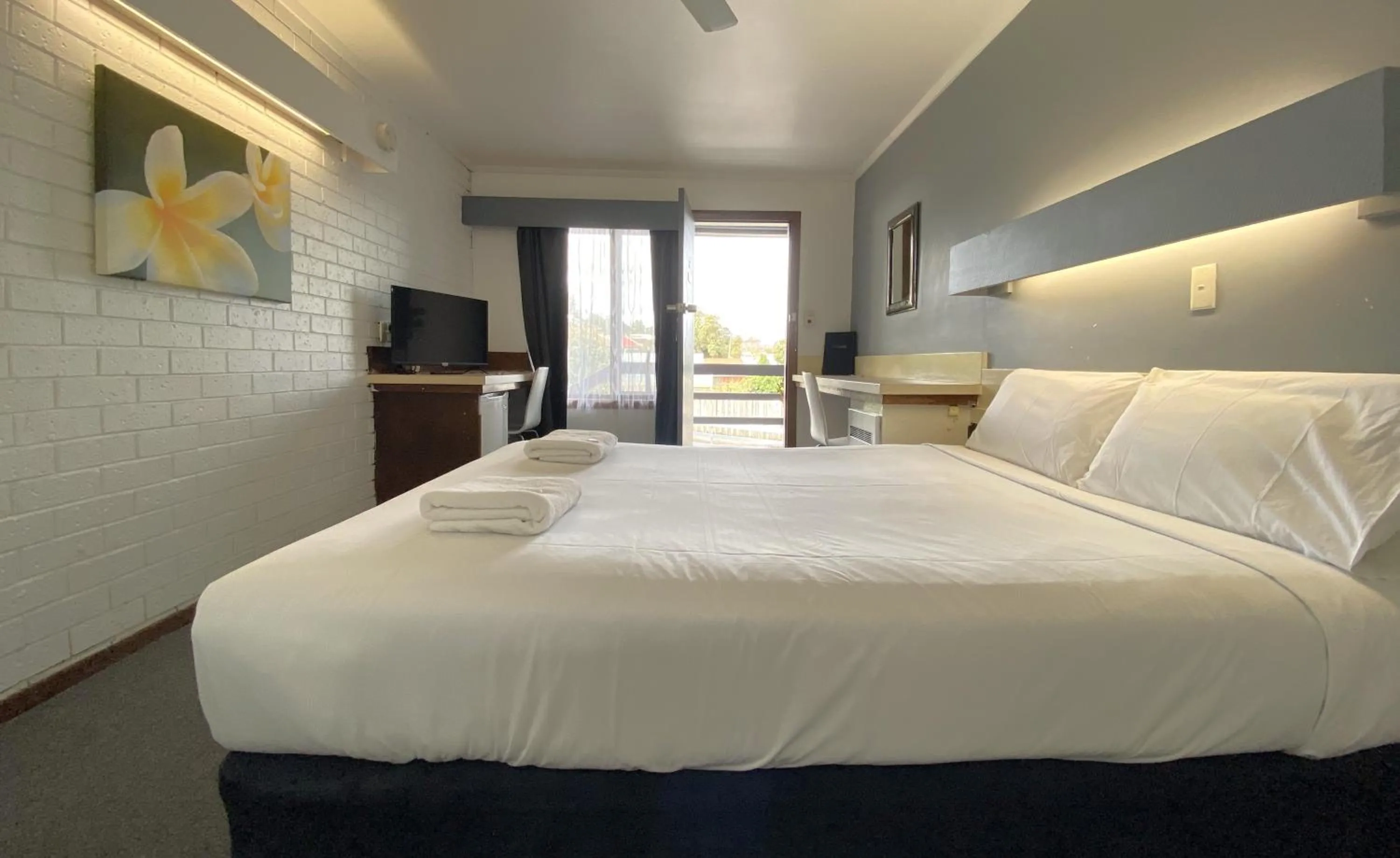 Bedroom, Bed in Mahogany Motel Warrnambool