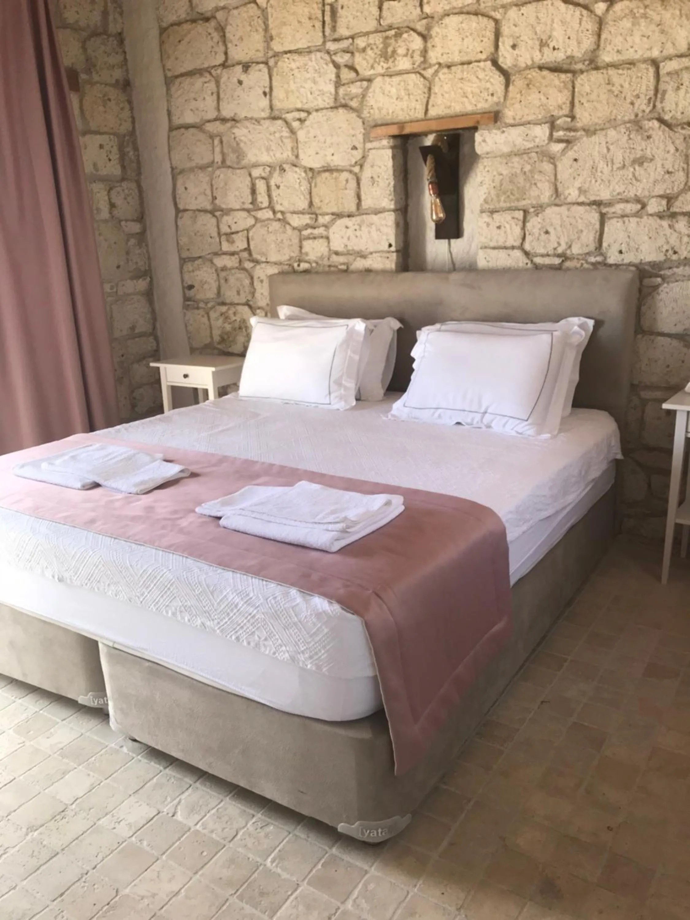 Bed in Çona Otel