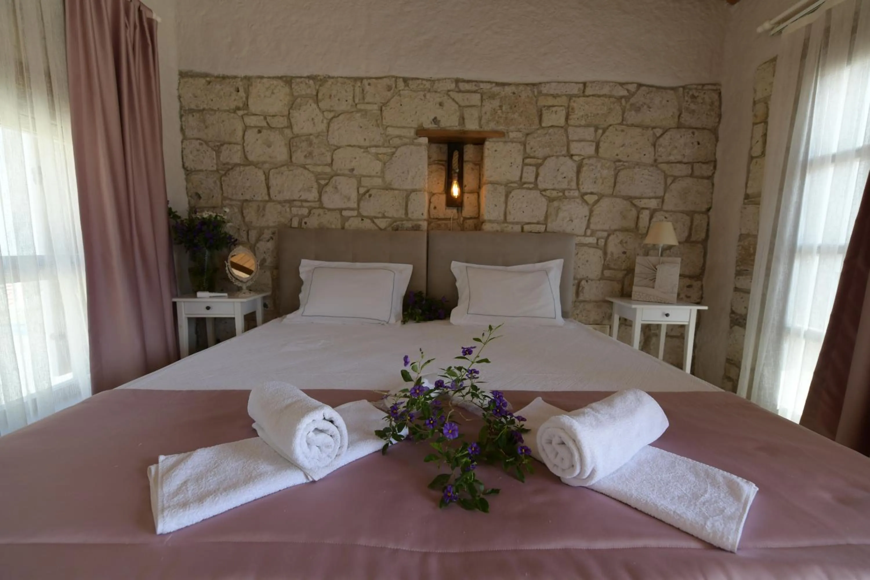 Bed in Çona Otel