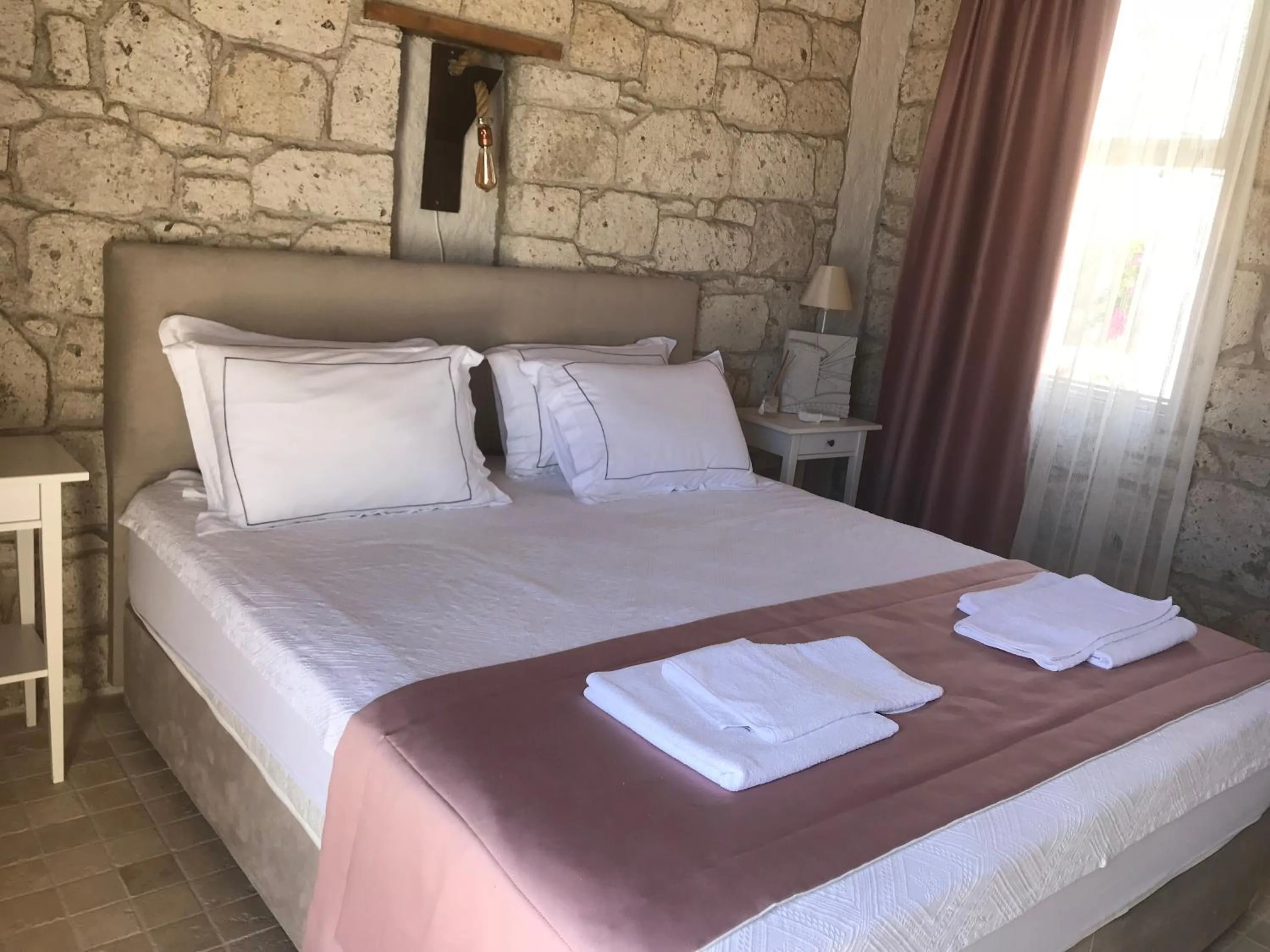 Bedroom in Çona Otel