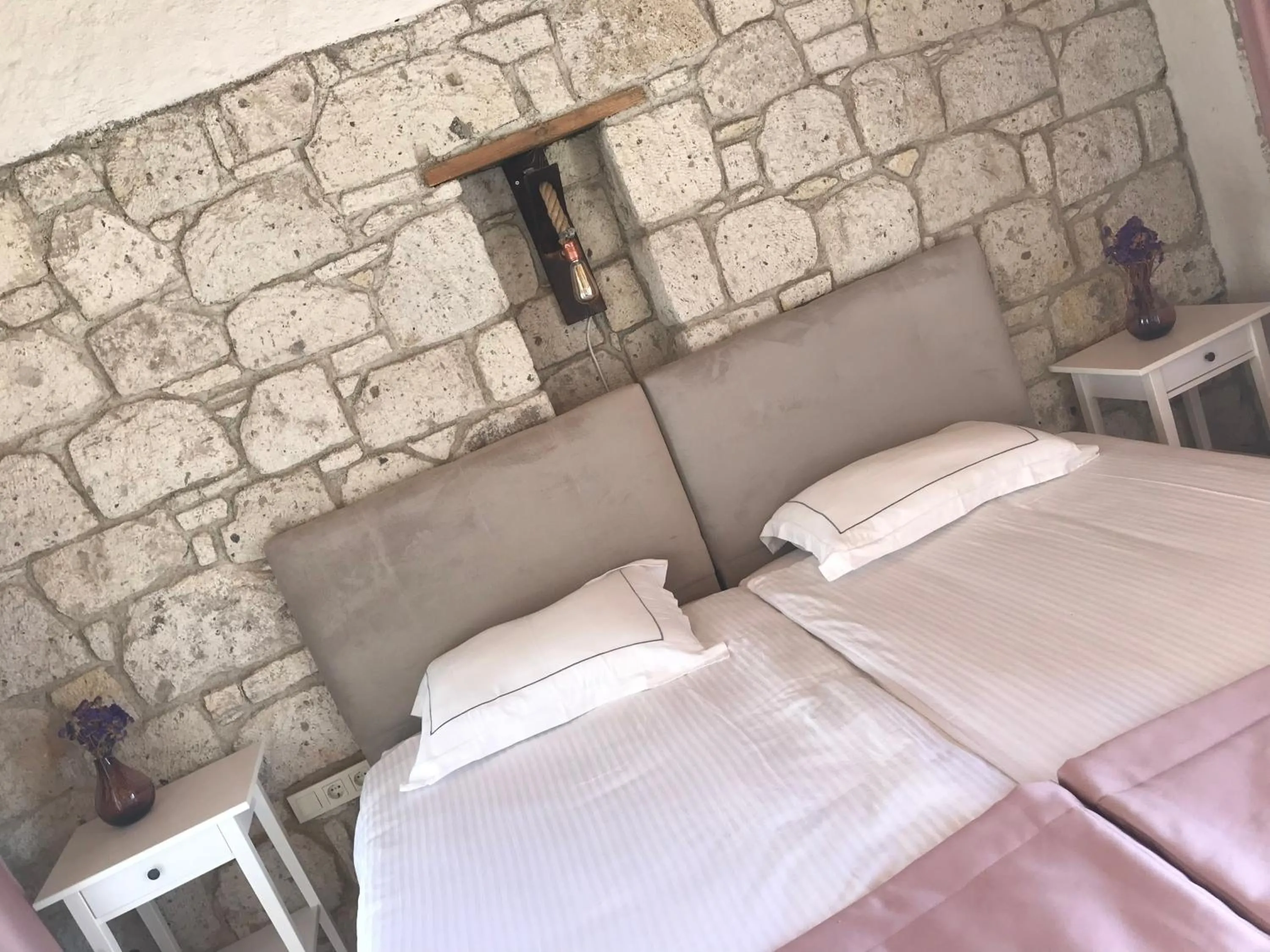 Bed in Çona Otel
