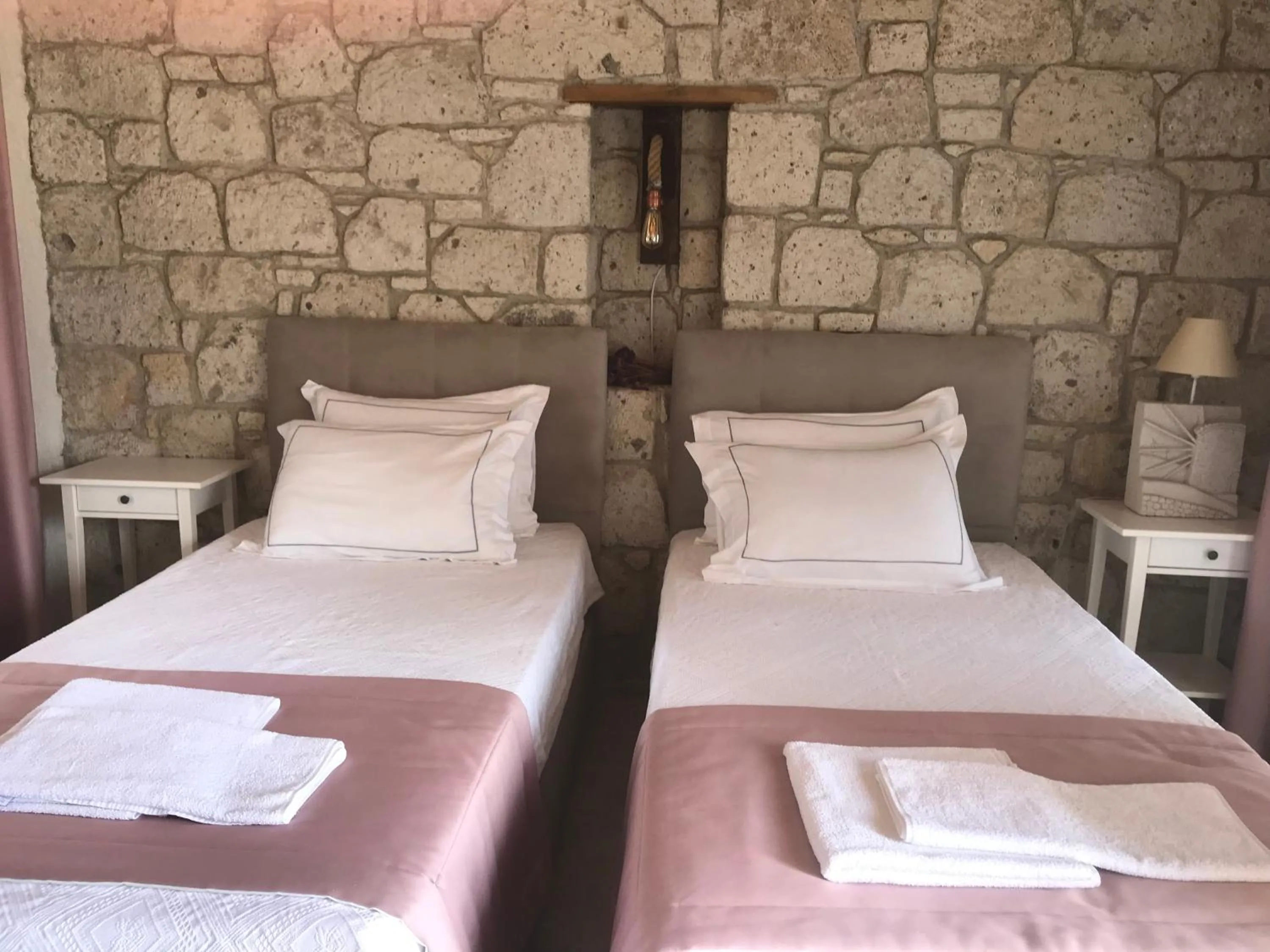 Bedroom in Çona Otel
