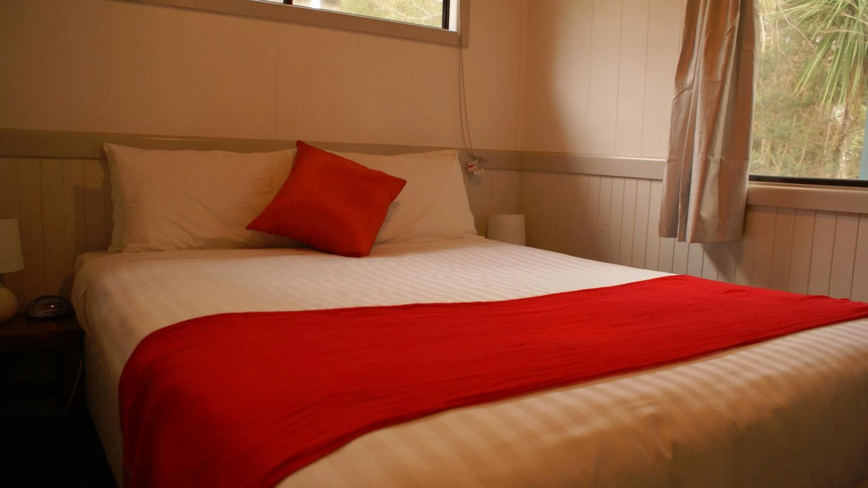 Patio, Bed in Strahan Retreat Holiday Park