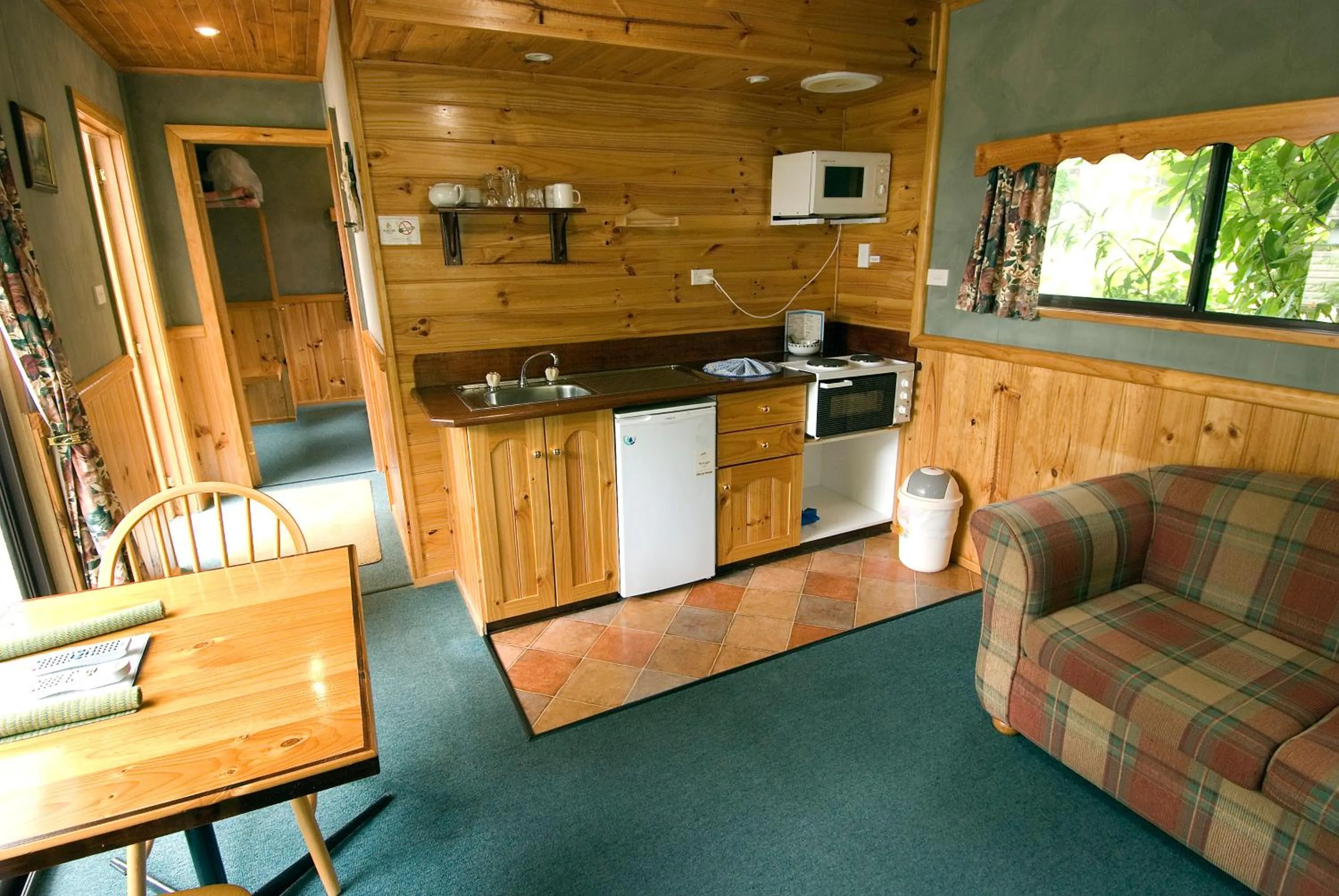 Kitchen or kitchenette in Strahan Retreat Holiday Park