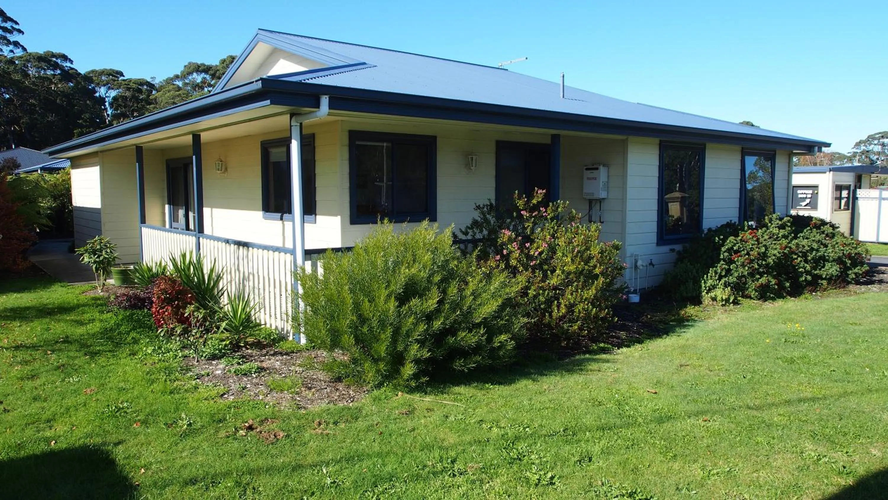 Photo of the whole room in Strahan Retreat Holiday Park