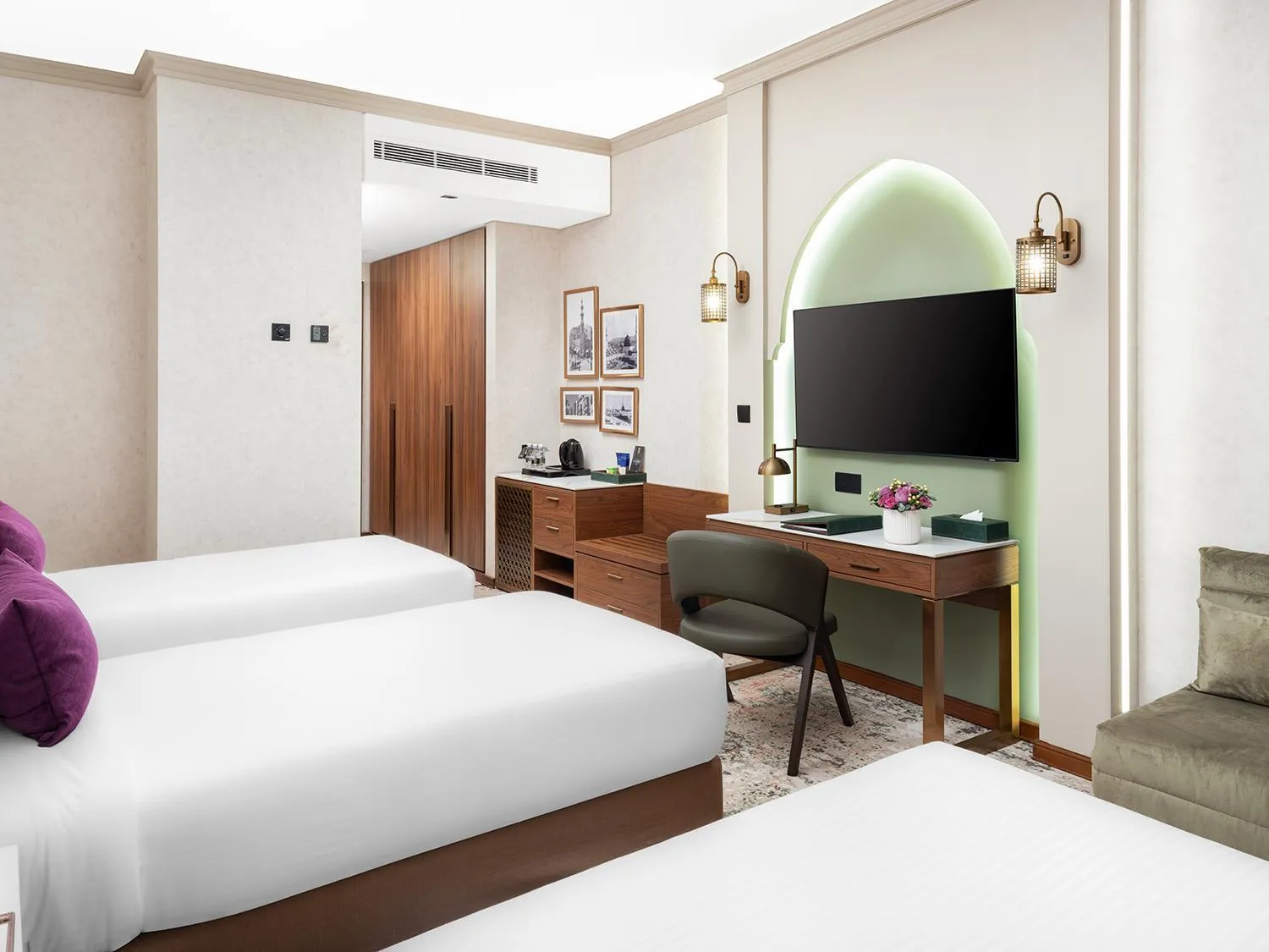 Bathroom, Bed in Elaf Taiba Hotel