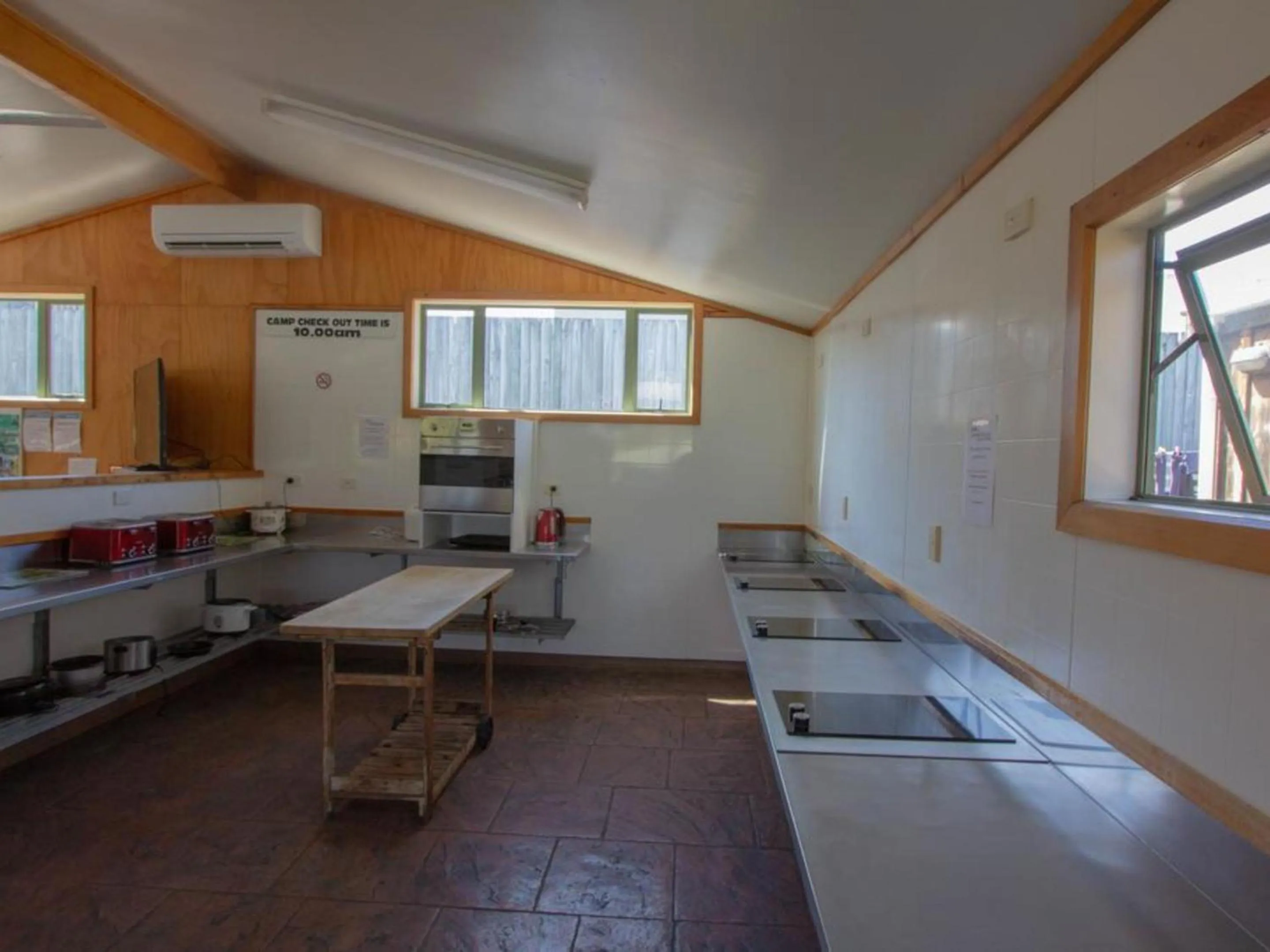 Kitchen or kitchenette in Alpine-Pacific Holiday Park