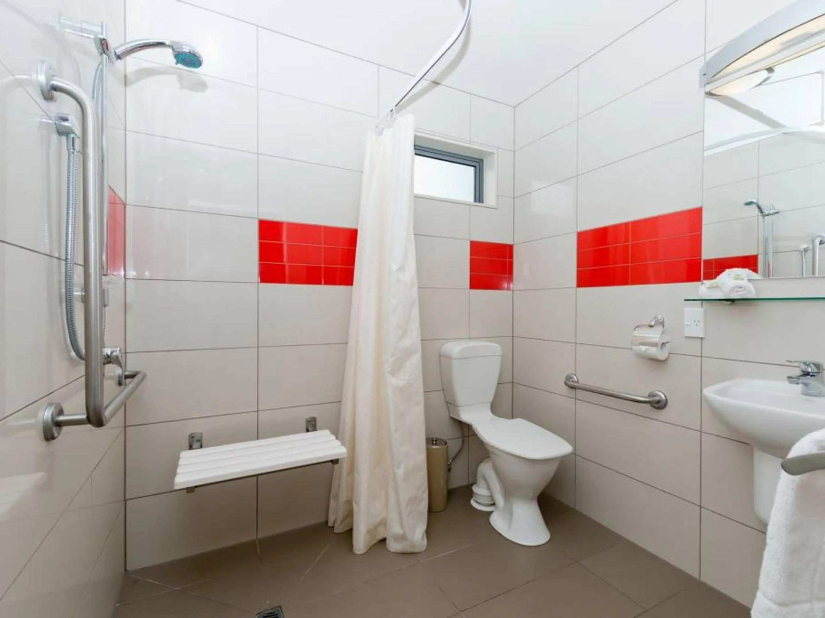 Shower in Alpine-Pacific Holiday Park