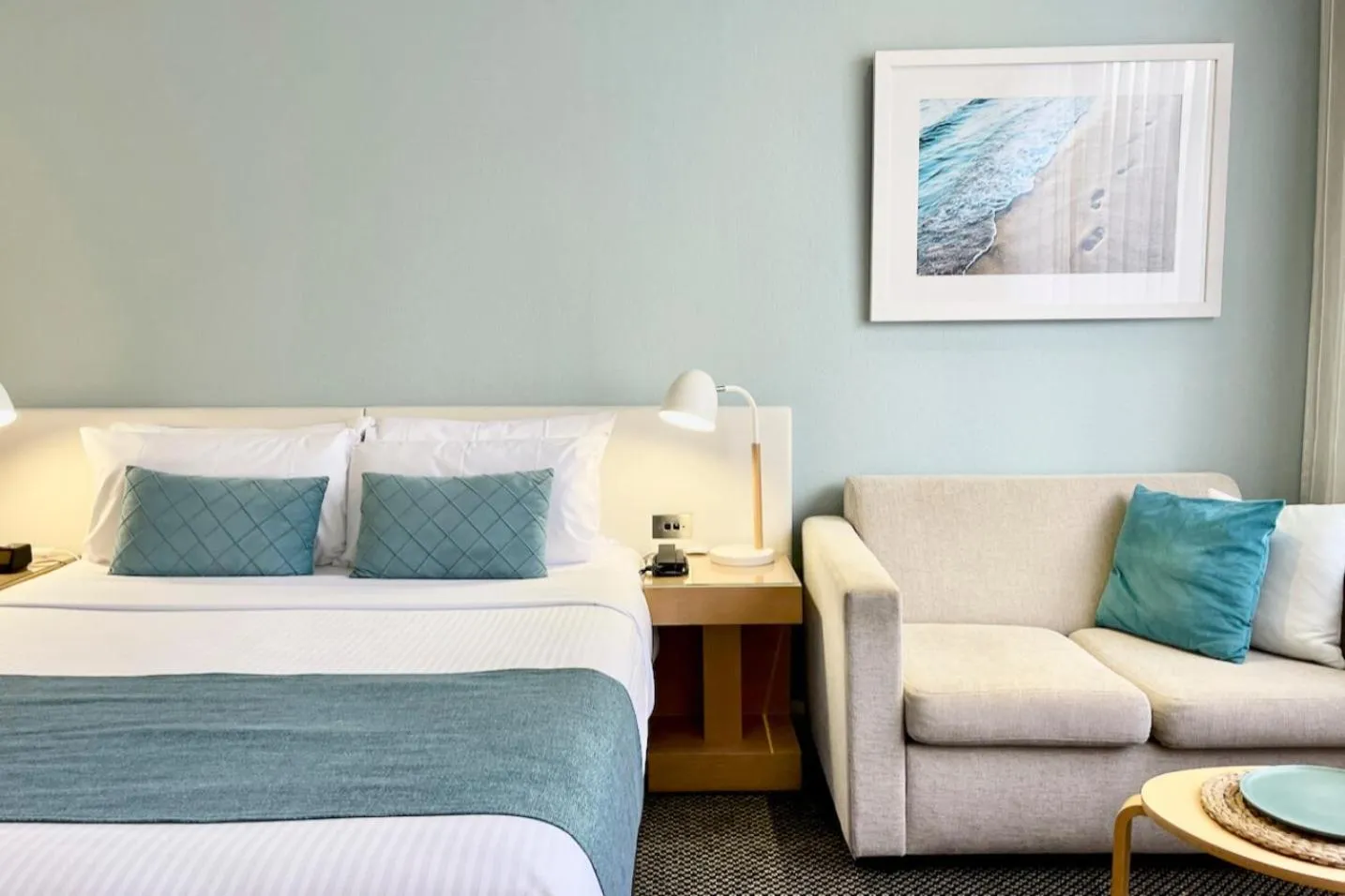 Seating area, Bed in Coogee Sands Hotel & Apartments